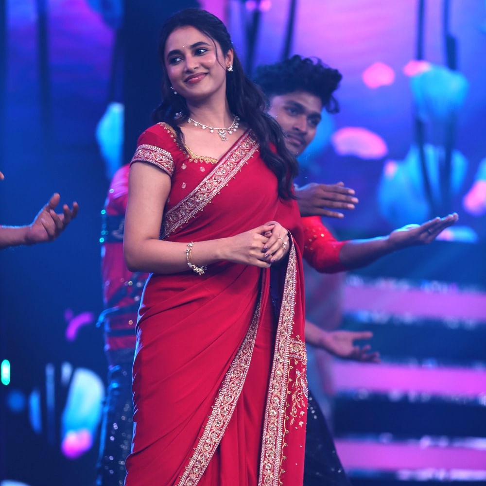 ఈ క్రమంలోనే కొద్ది రోజులుగా ఈ మూవీ ప్రమోషన్స్ స్టార్ట్ చేసింది చిత్రయూనిట్. ఇప్పటికే ఈ సినిమా నుంచి వచ్చిన సువ్వి సువ్వి సాంగ్.. ఇప్పటికే ప్రియాంక ప్రేక్షకులకు కనెక్ట్ అయిపోయింది.  తాజాగా ఆహా సింగింగ్ షోలో సందడి చేసింది ప్రియాంక. 