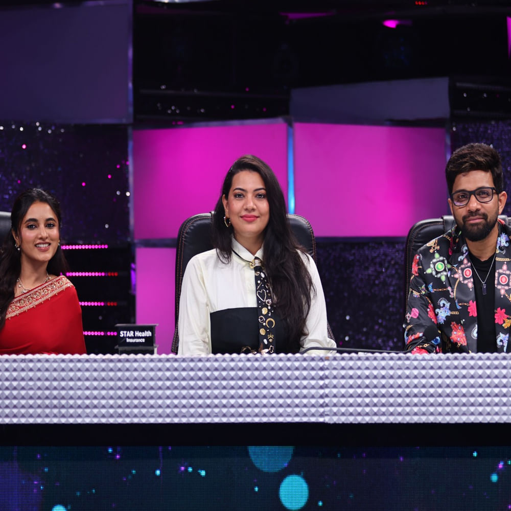 ఇందుకు సంబంధించిన ఓజీ స్పెషల్ ఎపిసోడ్స్ ఈనెల 19, 20న ఆహా ఓటీటీలో స్ట్రీమింగ్ కానున్నాయి. ప్రస్తుతం ఇందుకు సంబంధించిన ఫోటోస్ షేర్ చేసింది ఆహా.ఈ షోలో తమన్, సింగర్ కార్తీక్, గీతామాధురిలు జడ్జీలుగా ఉండగా శ్రీరామచంద్ర, సమీరా భరద్వాజ్ లు హోస్ట్ చేస్తున్నారు. 