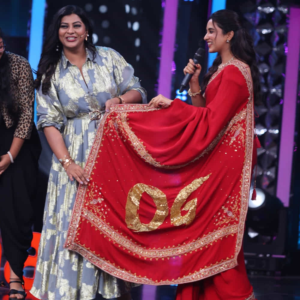 తాజాగా ఈషోలో హీరోయిన్ ప్రియాంక మోహన్ సందడి చేసింది. ఓజీ చీరకట్టులో తెలుగు ఇండియన్ ఐడల్ స్టేజ్ పై మెస్మరైజ్ చేసింది. అలాగే ఈ షోలో ఓజీ సినిమాకు సంబంధించిన ఆసక్తికర విషయాలు పంచుకుంది.