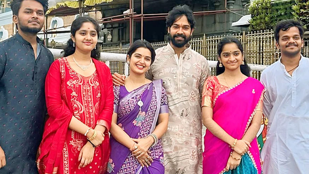  ఇప్పటికే కలిసి ఉంటోన్నప్రియాంక- జైన్ జంటగానే టూర్లు, విహార యాత్రలు,వెకేషన్లకు వెళుతున్నారు. అలాగే పుణ్య క్షేత్రాలను దర్శించుకుంటున్నారు.  తాజాగా ఈ ప్రేమ పక్షులు తిరుమల శ్రీవారి సేవలో పాల్గొన్నారు.
