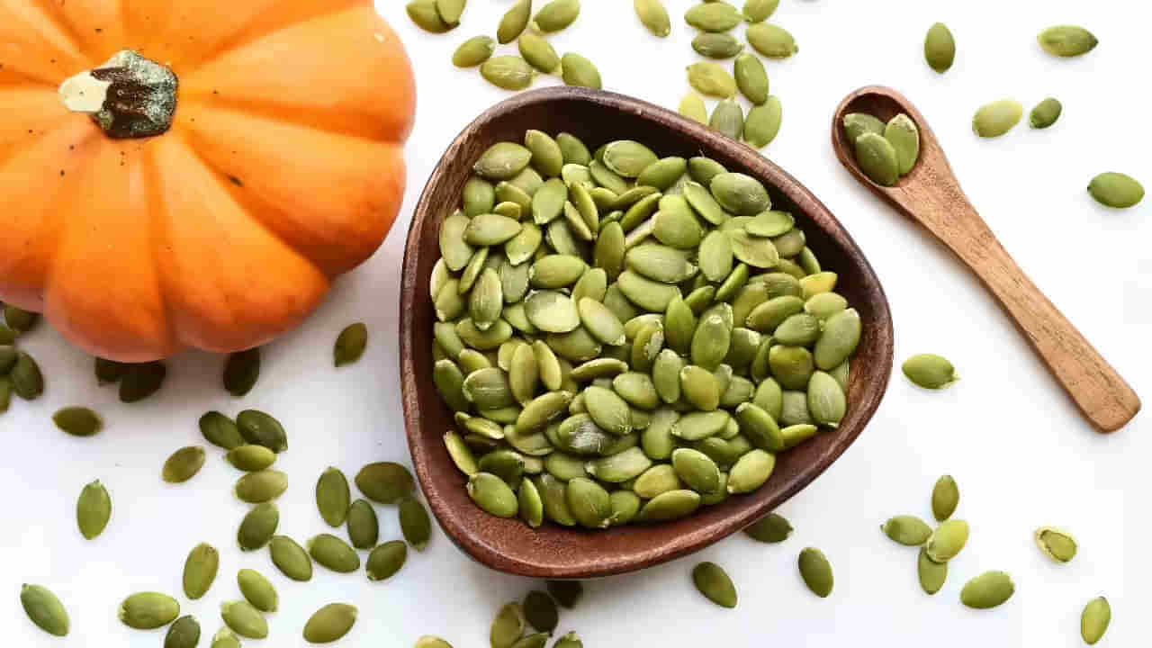 Pumpkin Seeds: గుమ్మడి గింజల్ని రెగ్యులర్గా తింటున్నారా..? శరీరంలో జరిగేది ఇదే..!