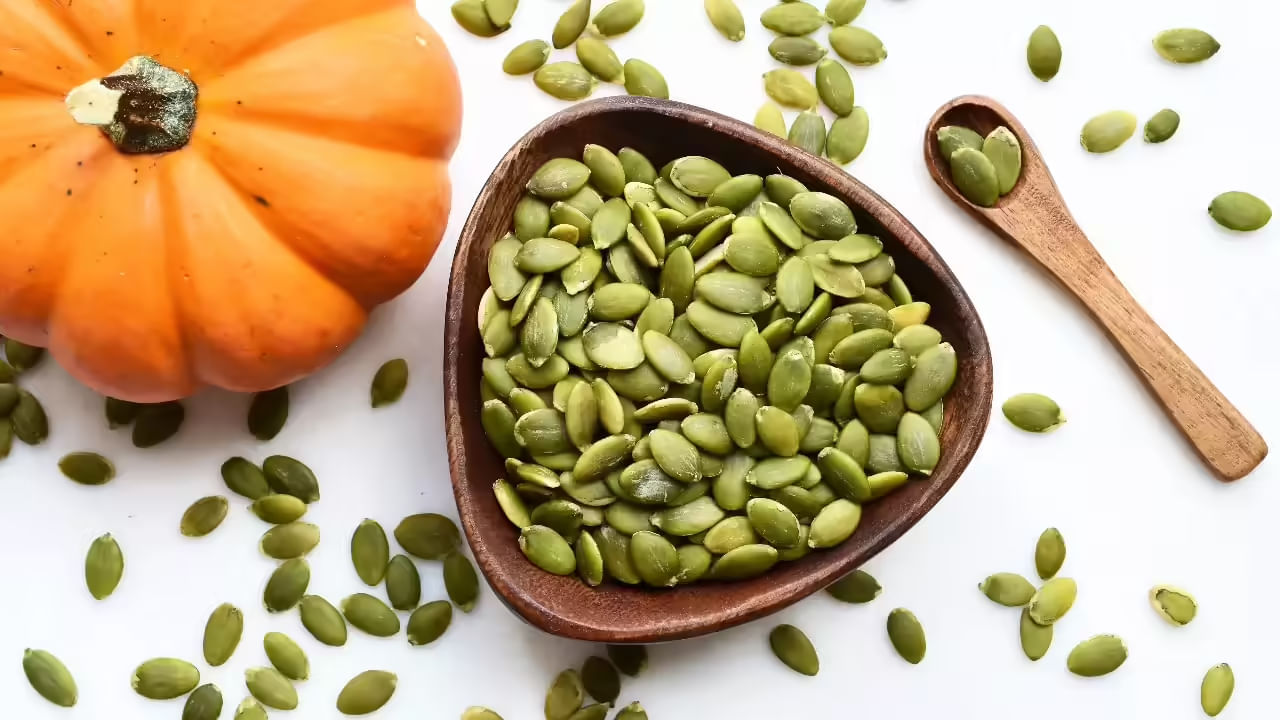 Pumpkin Seeds: గుమ్మడి గింజల్ని రెగ్యులర్గా తింటున్నారా..? శరీరంలో జరిగేది ఇదే..!
