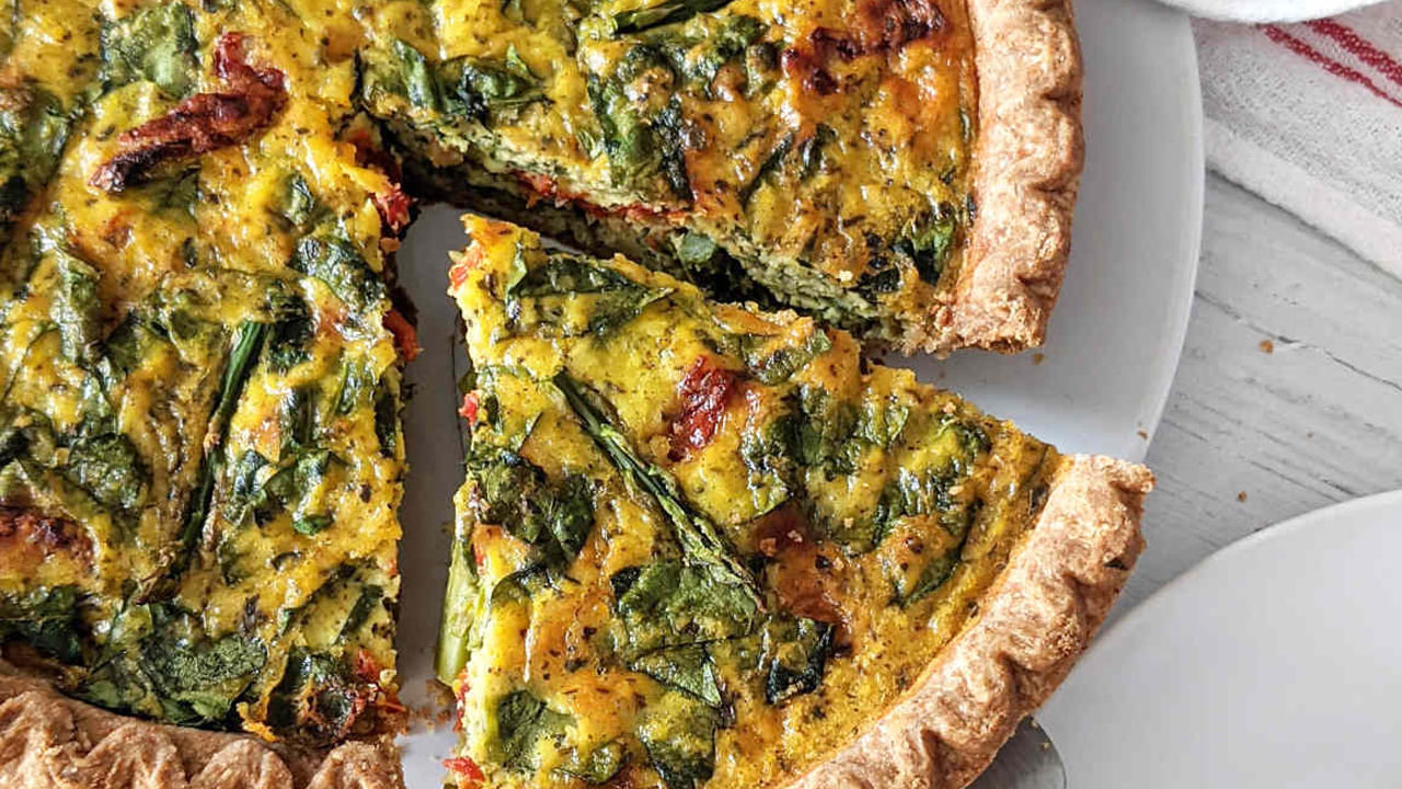 క్విచే రెసిపీ తయారీకి గుడ్లు, క్రీమ్, చీజ్, కూరగాయలు (పాలకూర, పుట్టగొడుగులు), పై క్రస్ట్ కావాలి.  ఓవెన్‌ను వేడి చేసి పై క్రస్ట్‌ను బయటకు తీయండి. ఒక గిన్నెలో, గుడ్లు, క్రీమ్, ఉప్పు, మిరియాలు కలిపి బాగా కలపండి. గుడ్డు మిశ్రమానికి చీజ్, కూరగాయలను వేసి పై క్రస్ట్‌లో పోయాలి. క్విచే సెట్ అయ్యే వరకు, బంగారు గోధుమ రంగు వచ్చే వరకు కాల్చండి. వెచ్చగా లేదా గది ఉష్ణోగ్రత వద్ద వడ్డించండి.