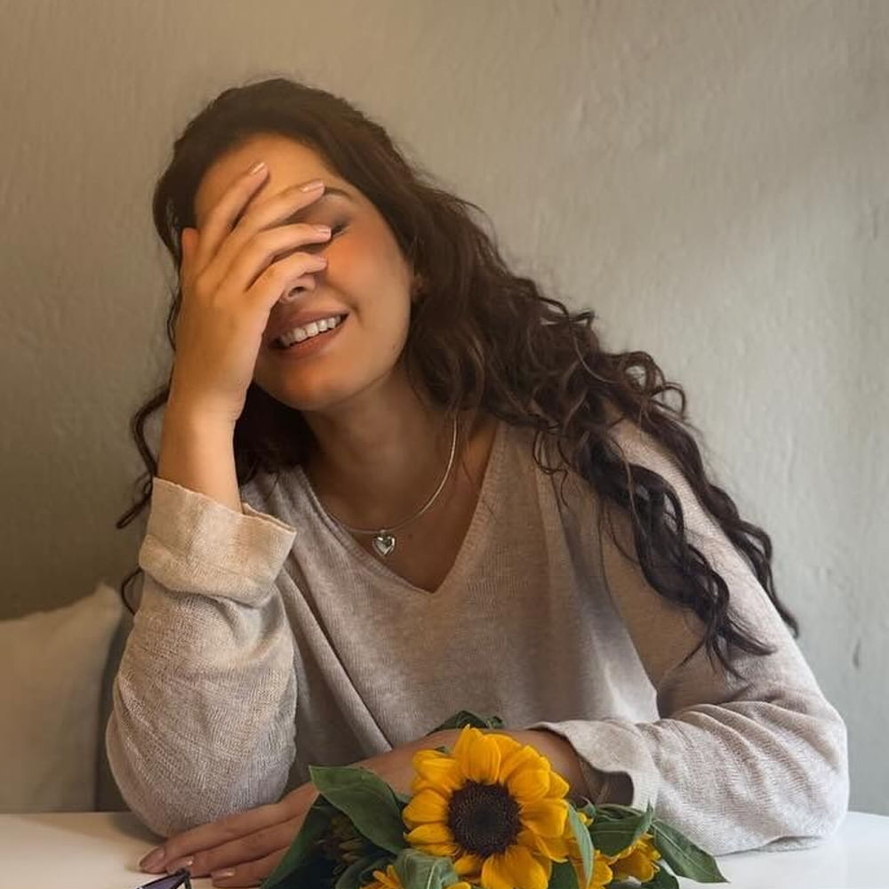 పైన ఫోటోలో కనిపిస్తున్న అమ్మాయి తెలుగులో క్రేజీ హీరోయిన్. అందం, అభినయంతో వెండితెరపై మాయ చేస్తుంది. సింపుల్ లుక్స్ లో, ఉంగరాల జుట్టుతో కట్టిపడేస్తుంది. ఇంతకీ ఆమె ఎవరో తెలుసా.. ? టాలీవుడ్ ఇండస్ట్రీలో తనదైన ముద్ర వేసిన ముద్దుగుమ్మ. ఇప్పుడు ఆమెకు సంబంధించిన ఫోటోస్ వైరలవుతున్నాయి. 