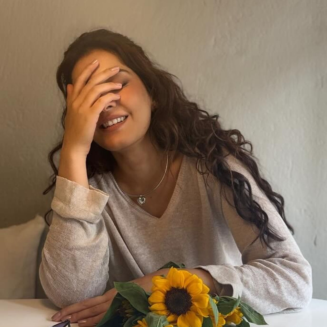 పైన ఫోటోలో కనిపిస్తున్న అమ్మాయి తెలుగులో క్రేజీ హీరోయిన్. అందం, అభినయంతో వెండితెరపై మాయ చేస్తుంది. సింపుల్ లుక్స్ లో, ఉంగరాల జుట్టుతో కట్టిపడేస్తుంది. ఇంతకీ ఆమె ఎవరో తెలుసా.. ? టాలీవుడ్ ఇండస్ట్రీలో తనదైన ముద్ర వేసిన ముద్దుగుమ్మ. ఇప్పుడు ఆమెకు సంబంధించిన ఫోటోస్ వైరలవుతున్నాయి. 