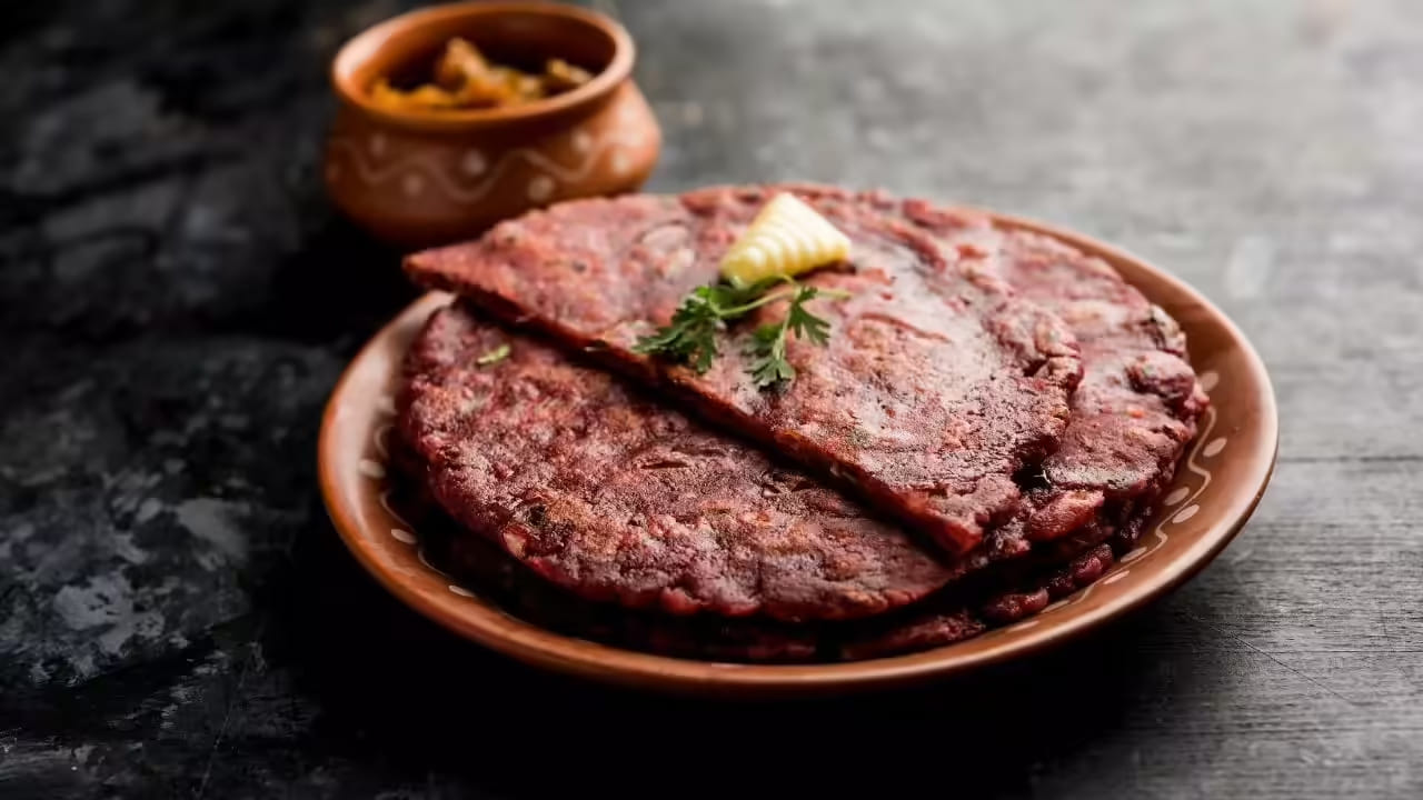 రాగి రొట్టె : రాగిలో కాల్షియం ఎక్కువగా ఉంటుంది. ఇది ఎముకల ఆరోగ్యానికి చాలా మంచిది. దీనిలోని ఫైబర్, కార్బోహైడ్రేట్లు బరువు తగ్గడానికి తోడ్పడతాయి. ఇది జీర్ణక్రియను మెరుగుపరుస్తుంది. ప్రేగుల పనితీరును ఆరోగ్యంగా ఉంచుతుంది. రాగి రోటీ కూడా రక్తంలో చక్కెర స్థాయిలను స్థిరీకరించడంలో సహాయపడుతుంది. ఇది కడుపు నిండుగా ఉంచి, చిరుతిళ్లను తినే అలవాటును తగ్గిస్తుంది.