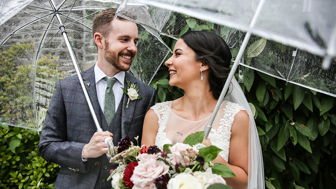 కొన్ని సార్లు వివాహం జరుగుతున్న సమయంలో ఎక్కువగా వర్షం పడుతుంటది. దీని వలన చాలా సమస్యలు ఎదురు అవుతుంటాయి. బంధువులు ఇబ్బందిగా ఫీల్ అవ్వడం, ఏర్పట్లలో లోపం జరగడం వంటి సమస్యలు వస్తాయి. కానీ ఇదే కాకుండా దీనిపై వాస్తు శాస్త్ర ప్రభావం కూడా ఉంటుందని చెబుతున్నారు పండితులు.