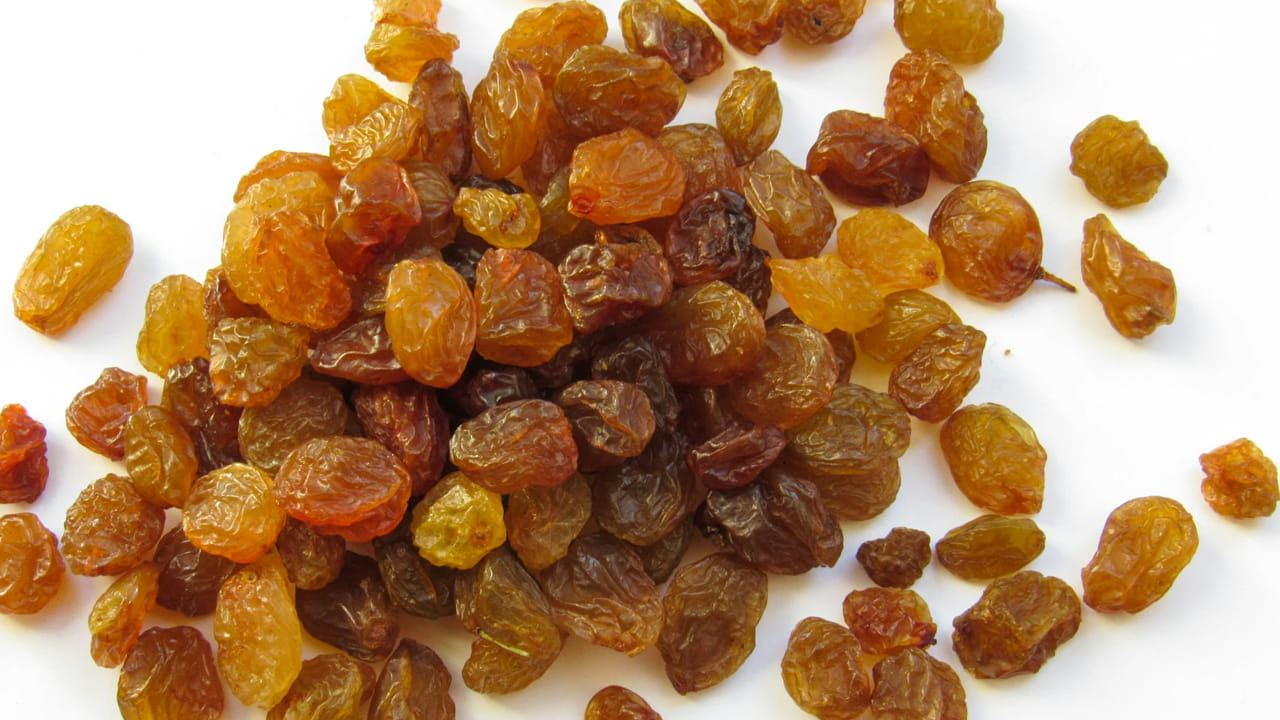 అంటు వ్యాధుల నుండి మన శరీరాన్ని రక్షించుకోవడానికి మనకు రోగనిరోధక శక్తి చాలా అవసరం. కాబట్టి, ఎండు ద్రాక్షలో విటమిన్లు, ఖనిజాలు వంటి ముఖ్యమైన పోషకాలు ఉంటాయి. ఇవి మన శరీరంలో రోగనిరోధక శక్తిని పెంచడానికి దోహదపడుతాయి.