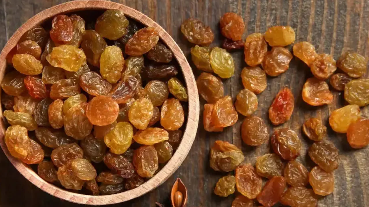 అలాగే ఎండుద్రాక్షలో ఐరన్‌ పుష్కలంగా ఉంటుంది. వీటిని రాత్రి నీటిలో నానబెట్టి ఆ నీటిని ప్రతిరోజూ తాగడం వల్ల శరీరంలో అలసట తగ్గుతుంది. ఇది ఆక్సిజన్ ప్రసరణను మెరుగుపరుస్తుంది. రక్తహీనతతో బాధపడేవారికి కూడా ఇది ప్రయోజనకరంగా ఉంటుంది. 