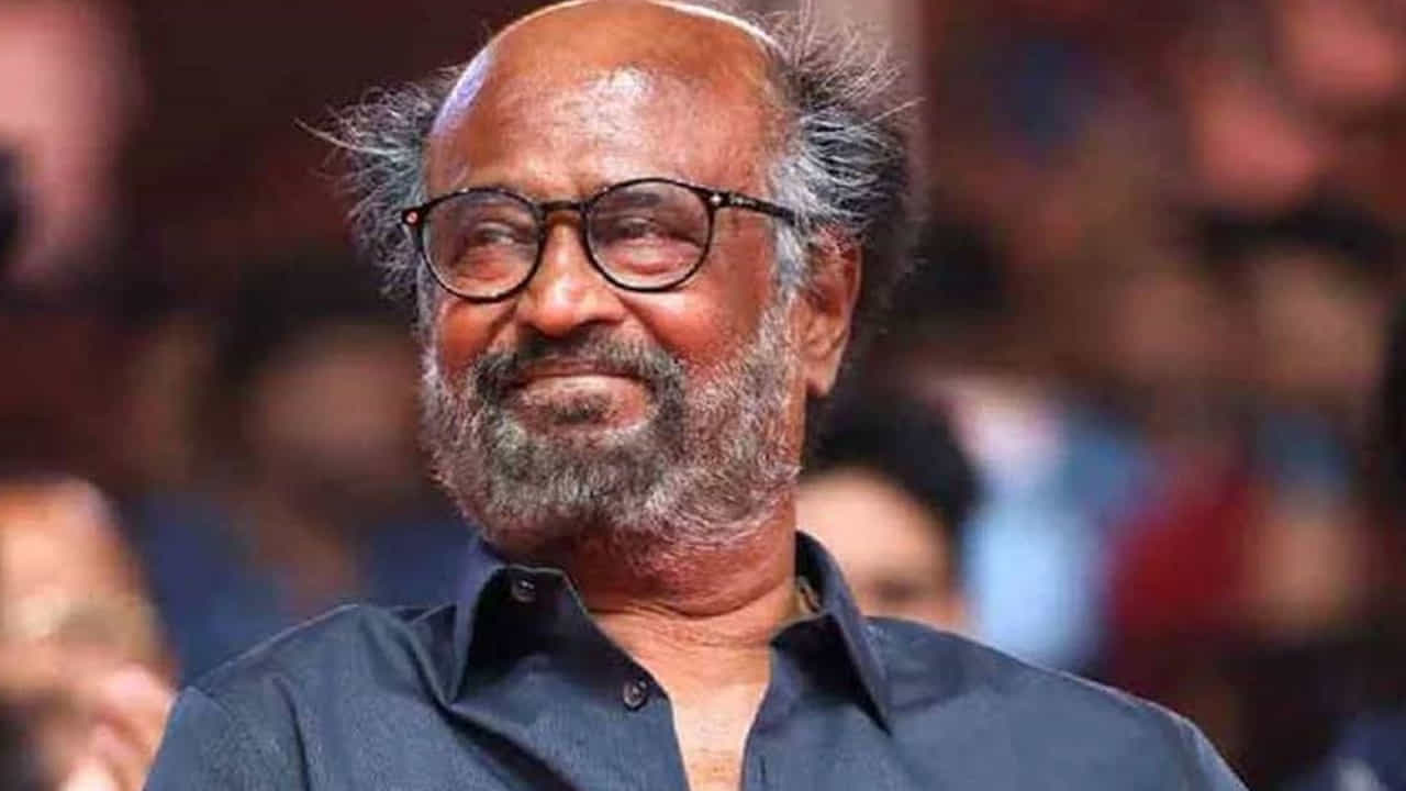 2019 లో తమిళ సూపర్ స్టార్ రజనీకాంత్ కు ఫాల్కే అవార్డు లభించింది. భారతీయ సినిమా పరిశ్రమకు ఆయన చేసిన అపారమైన కృషికి గుర్తింపుగా ఈ అవార్డును అందించారు.