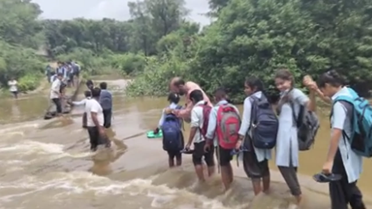 స్కూల్కు వెళ్లాలన్నదే ఆ విద్యార్థుల లక్ష్యం.. ప్రాణాలను పణంగా పెట్టి మరి.. స్కూల్కు వెళ్లాలన్నదే ఆ విద్యార్థుల లక్ష్యం.. ప్రాణాలను పణంగా పెట్టి మరి..