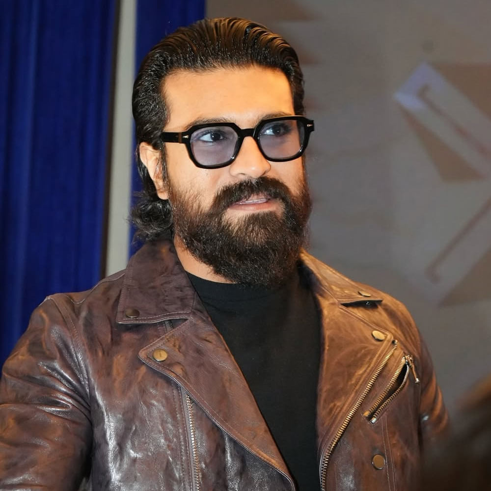 పెద్ది సినిమా గ్లింప్స్ చూడక ముందు వరకూ అందరూ.. ఈ మూవీని రంగస్థలానికి సీక్వెలో, ప్రీక్వెలో.. సేమ్ బ్యాక్‌ డ్రాప్‌ ఉన్న మూవీనో అనుకున్నారు. కానీ, గ్లింప్స్ రిలీజ్‌ అయ్యాక ఈ సినిమా సీనూ, సిట్చువేషన్‌ వేరని ఫిక్సయిపోయారు.