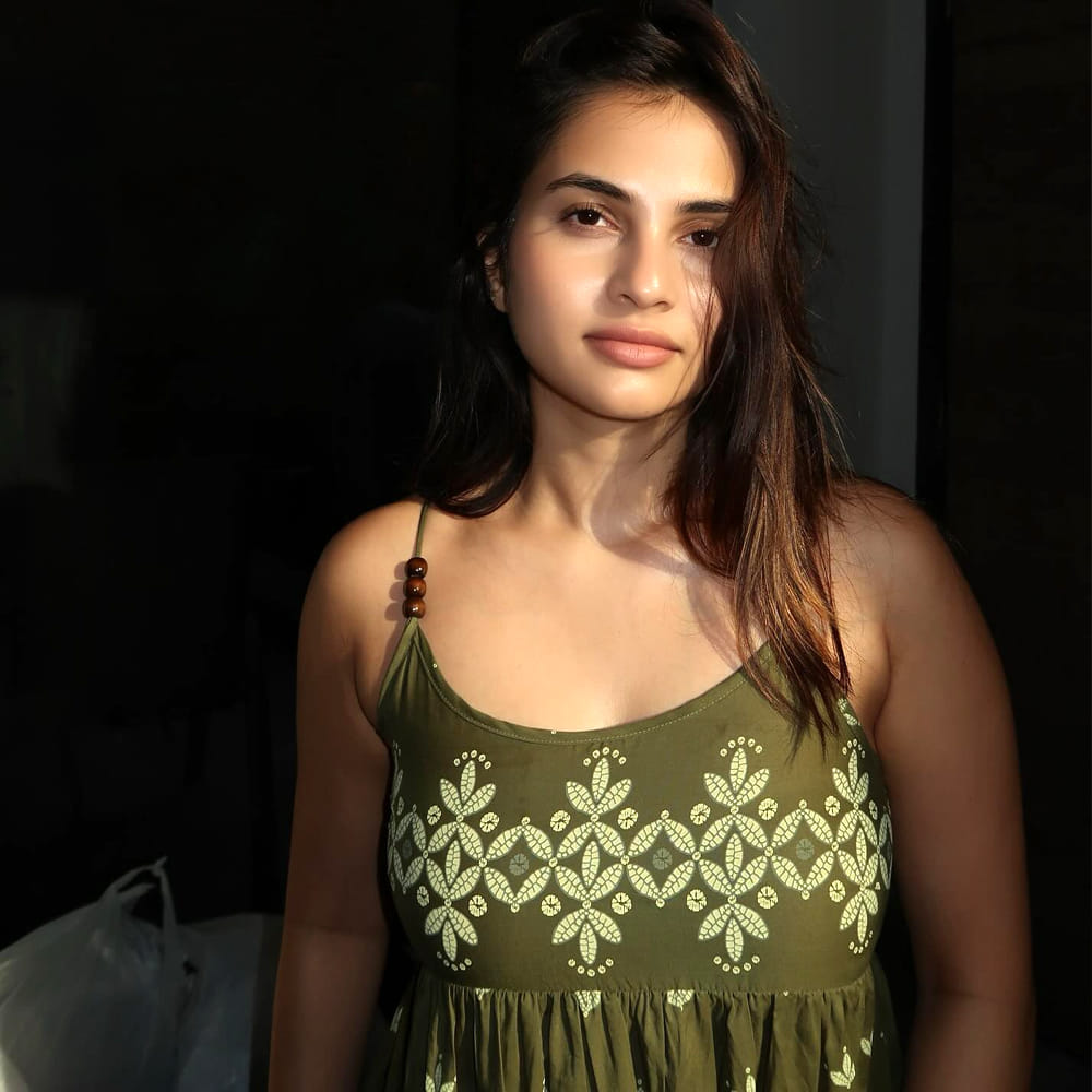 టాలీవుడ్‌లో కొత్త కొత్త అందాలు ప్రేక్షకులను పలకరిస్తున్నాయి. ఇప్పటికే చాలా మంది ముద్దుగుమ్మలు తమ అందాలతో ఆకట్టుకుంటున్నారు. ఇప్పుడు ఈ బ్యూటీ కూడా తన అందంతో కుర్రాళ్లను కట్టిపడేస్తుంది. ఆమె రమ్య పసుపులేటి.ఈ బ్యూటీ అందానికి ఎవరైనా ఫిదా అవ్వాల్సిందే.