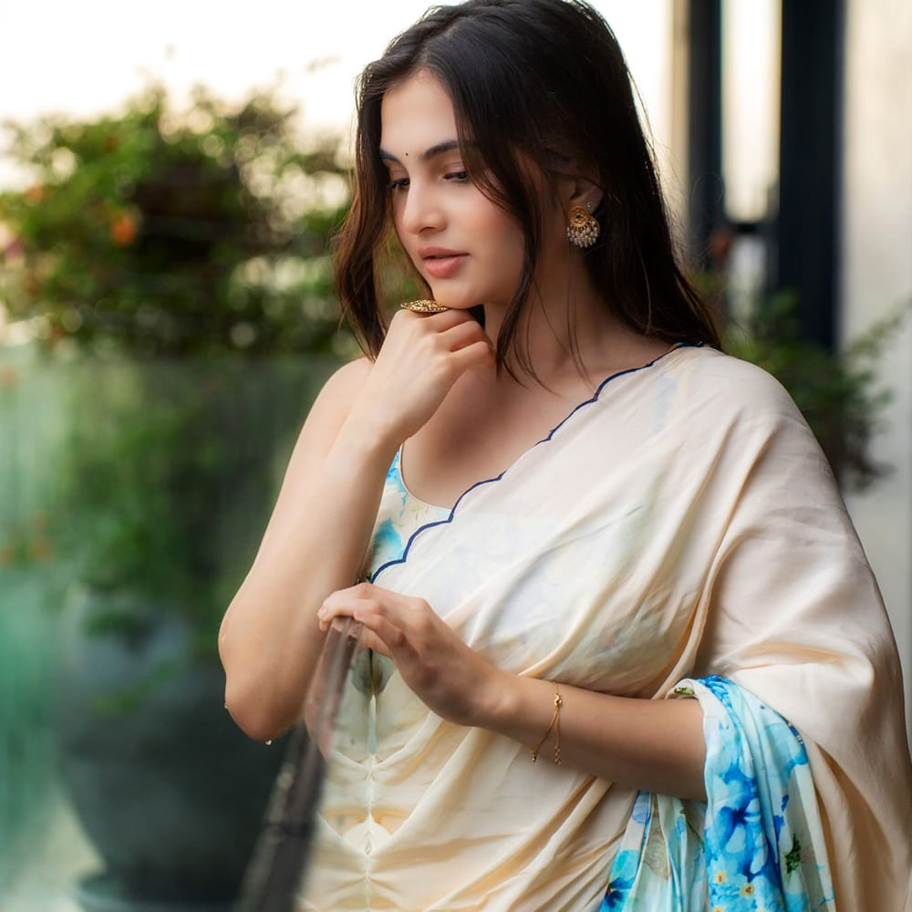 చేసింది తక్కువ సినిమాలే కానీ విపరీతమైన క్రేజ్ తెచ్చుకుంది ఈ బ్యూటీ.. రీసెంట్ గా ఓ బ్లాక్ బస్టర్ హిట్ కూడా అందుకుంది. ఒక్కసారి చూస్తే మళ్లీ మళ్లీ చూడాలనిపించే అందం ఆమె సొంతం.. ఇప్పటికే కుర్రాళ్ళ గుండెల్లో గూడు కట్టుకుంది ఈ చిన్నది.