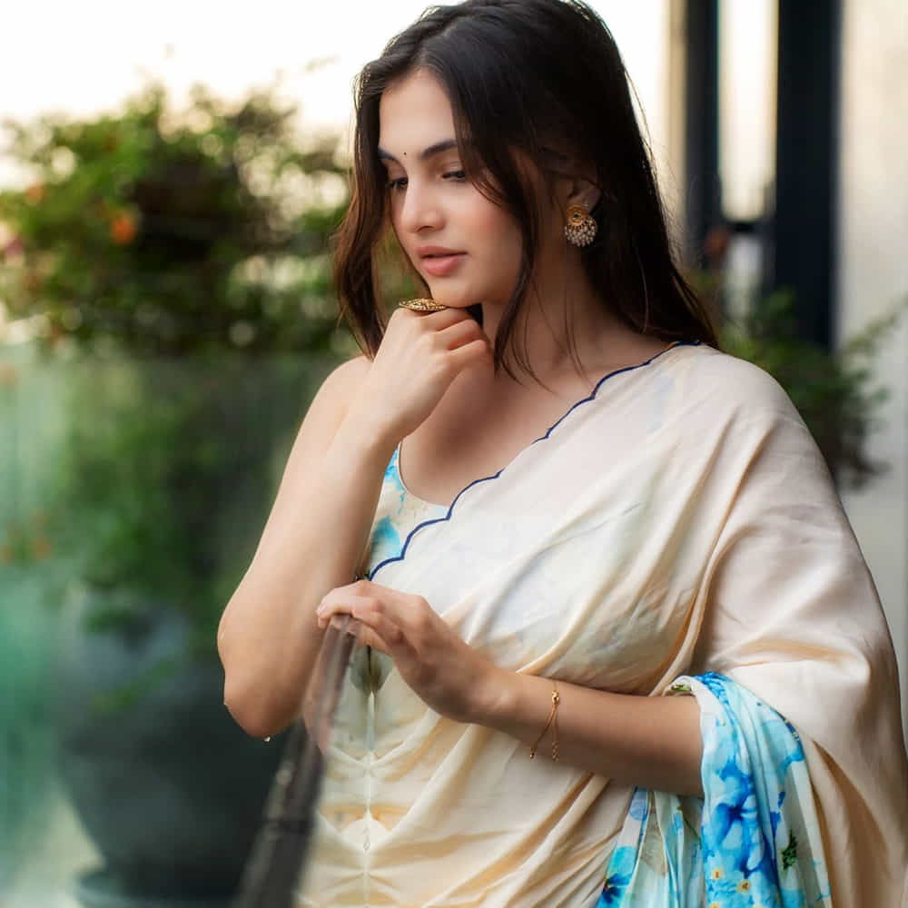 చేసింది తక్కువ సినిమాలే కానీ విపరీతమైన క్రేజ్ తెచ్చుకుంది ఈ బ్యూటీ.. రీసెంట్ గా ఓ బ్లాక్ బస్టర్ హిట్ కూడా అందుకుంది. ఒక్కసారి చూస్తే మళ్లీ మళ్లీ చూడాలనిపించే అందం ఆమె సొంతం.. ఇప్పటికే కుర్రాళ్ళ గుండెల్లో గూడు కట్టుకుంది ఈ చిన్నది.