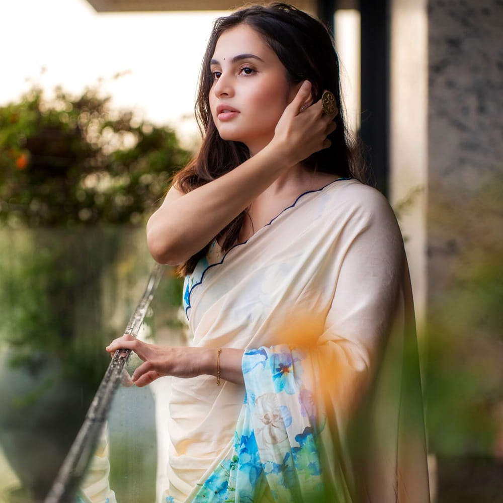 ఈ చిన్నది ఇప్పుడు మెగాస్టార్ చిరంజీవి విశ్వంభర సినిమాలో నటిస్తుంది. ఈ మూవీలో చిరంజీవి చెల్లెలిగా కనిపించనుందని తెలుస్తోంది. కాగా సోషల్ మీడియాలో యాక్టివ్ గా ఉండే రమ్య తాజాగా కొన్ని ఫోటోలు షేర్ చేసింది. నెట్టింట ఈ బ్యూటీ తన అందాలతో కవ్విస్తుంది.