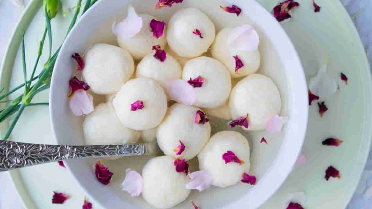 Rasgulla Recipe: గిన్నెడు పాలతో కమ్మనైన రసగుల్లాలు.. ఇంట్లోనే చేయండిలా..