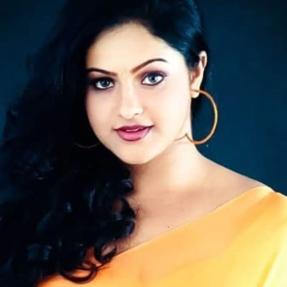 రాశి.. తెలుగు సినీప్రియులకు పరిచయం అక్కర్లేని పేరు. కంటెంట్ ప్రాధాన్యత ఉన్న చిత్రాల్లో నటించి ఫ్యామిలీ సినీప్రియులకు దగ్గరైంది. బాలనటిగా కెరీర్ ప్రారంభించిన రాశి.. ఆతర్వాత కథానాయికగా రాణించింది.