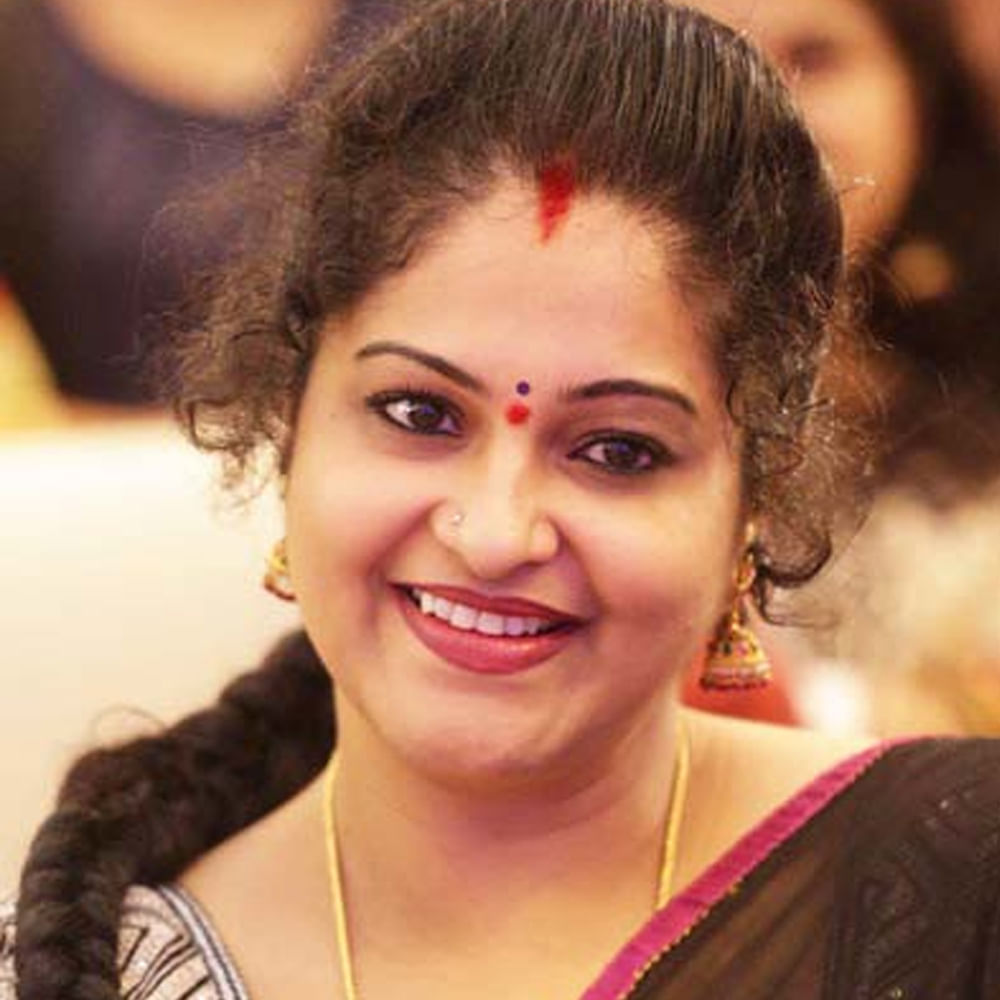 1988లో విడుదలైన రావుగారి ఇల్లు సినిమాతో బాలనటిగా తెరంగేట్రం చేసిది. అప్పుడు ఆమె వయసు 9 సంవత్సరాలే. కొన్ని సినిమాల్లో చైల్డ్ ఆర్టిస్టుగా నటించిన రాశి.. శుభాకాంక్షలు సినిమాతో కథానాయికగా మారింది.