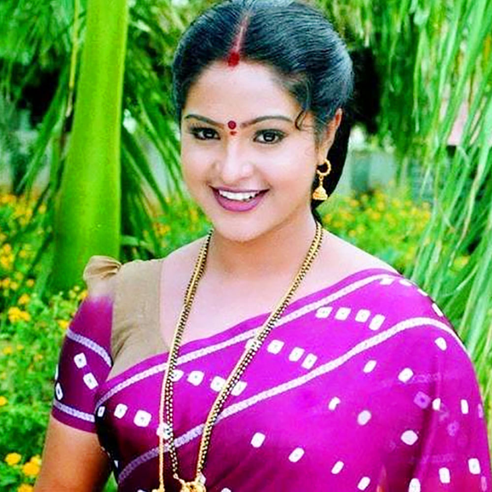 ఆ తర్వాత గోకులంలో సీత సినిమాతో సూపర్ హిట్ అందుకుంది. తెలుగులో అనేక చిత్రాల్లో నటించి మెప్పించింది. తక్కువ సమయంలో అందం, అభినయంతో కట్టిపడేసింది. ట్రెడిషనల్ , ఇటు గ్లామర్ బ్యూటీగా రాణించింది.