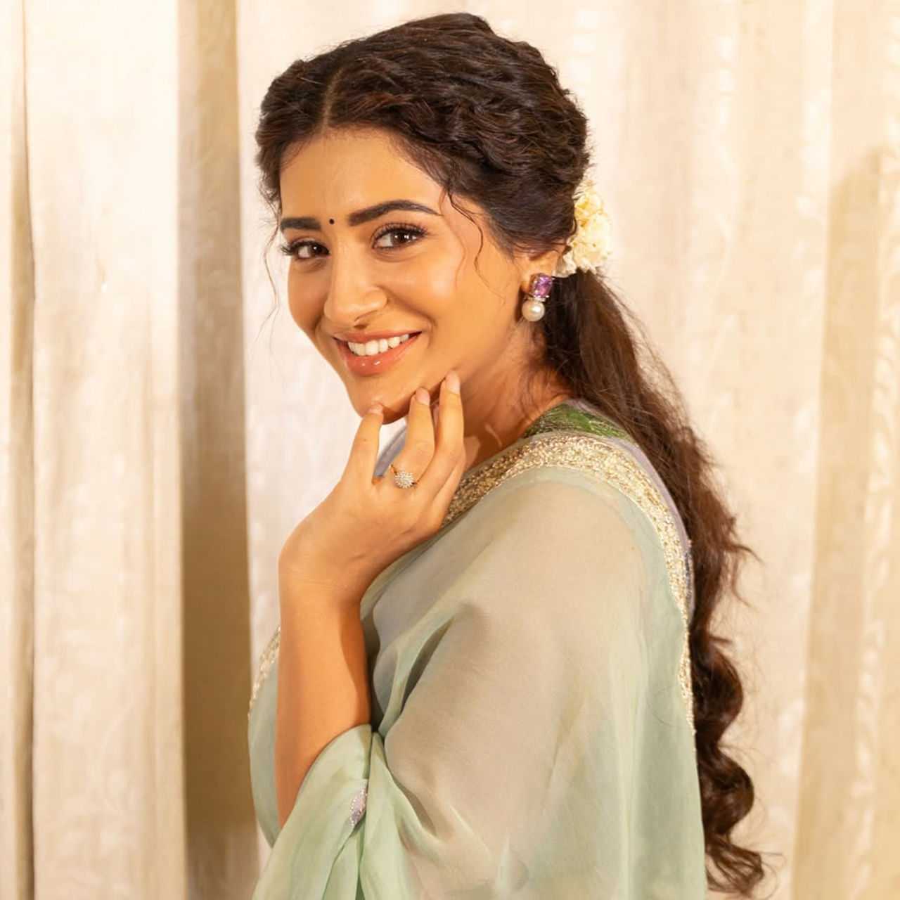 రాశి సింగ్.. తెలుగు సినీప్రియులకు ప్రత్యేకంగా పరిచయం అక్కర్లేని పేరు.  తక్కువ సమయంలోనే ఇండస్ట్రీలో తనకంటూ మంచి ఇమేజ్ సంపాదించుకుంద. ఆది సాయి కుమార్ జోడిగా శశి మూవీతో తెలుగు తెరకు పరిచయమైంది ఈ అమ్మడు. 