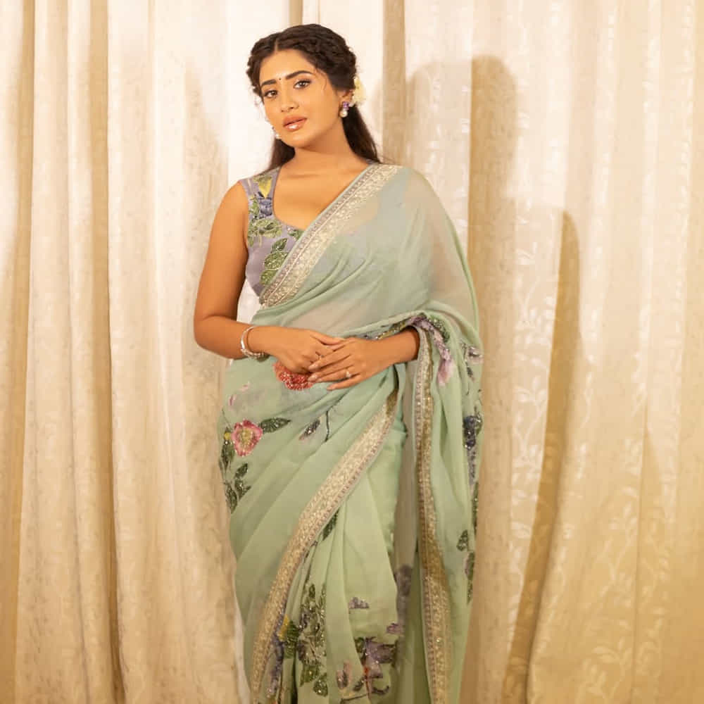చీరకట్టులో చిరునవ్వుతో మెస్మరైజ్ చేస్తుంది ఈ ముద్దుగుమ్మ. రాశి సింగ్ షేర్ చేసిన ఫోటోస్ ఇప్పుడు తెగ వైరలవుతున్నాయి. ప్రస్తుతం ఈ అమ్మడు తెలుగులో మరిన్ని ఆఫర్స్ కోసం వెయిట్ చేస్తుంది. 
