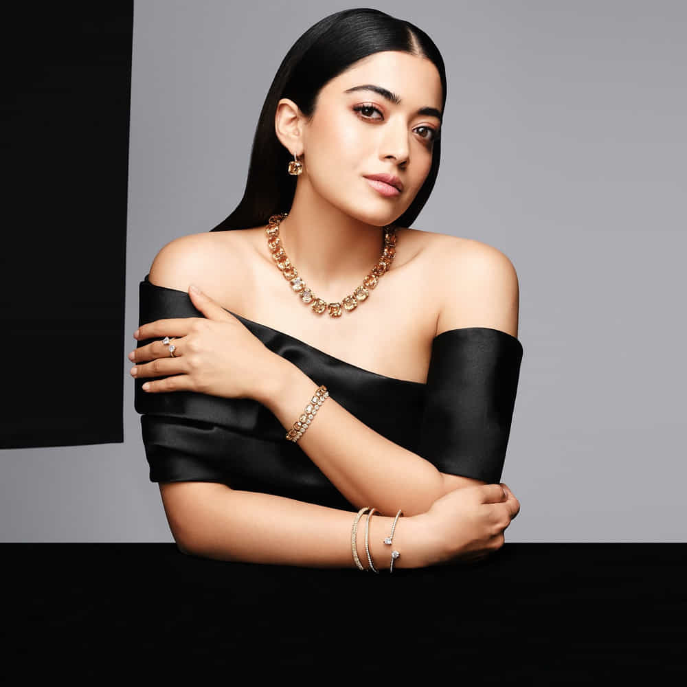 విజయ్ దేవరకొండ - రష్మిక కాంబో స్క్రీన్ మీద కనిపిస్తే చూడాలనుకునే మూవీ లవర్స్ చాలా మందే ఉన్నారు. అలాంటివారిని ఎప్పటి నుంచో ఊరిస్తోందీ కాంబో. మీరు అలాగే గట్టిగా అనుకుంటూ ఉండండి.. త్వరలోనే కల సాకారమవుతుందని అంటున్నారు మేకర్స్.
