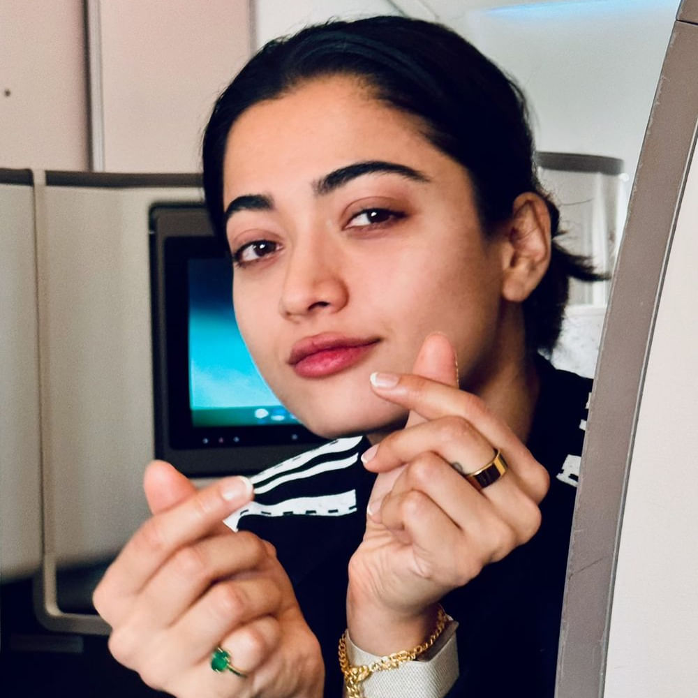 రీసెంట్‌గా ఓ ఫ్లైట్ జర్నీ కోసం ఉదయం 3.50కే ఎయిర్‌పోర్ట్‌కు వెళ్లిన రష్మిక మందన్న ఆ జర్నీ గురించి ఇంట్రస్టింగ్ పోస్ట్ పెట్టారు. ఈ ప్రయాణం కోసం రెండు గంటల ముందే ఎయిర్ పోర్ట్‌కు వెళ్లాల్సి రావటంతో ఆ కష్టాన్ని కాస్త ఫన్నీగా అభిమానులతో షేర్ చేసుకున్నారు. 