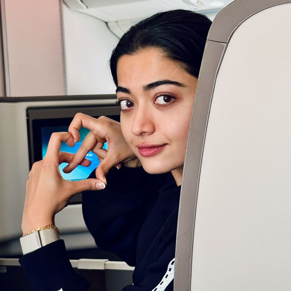 “ఇది రాత్రా..? పగలా..? అర్థం కావడం లేదు” అంటూ కామెంట్ చేశారు నేషనల్ క్రష్‌.తన పోస్ట్‌లో రష్మిక మరో ఇంట్రస్టింగ్‌ థాట్‌ షేర్ చేసుకున్నారు. బిజీగా ఉంటే టైమ్ దొరకదు, టైమ్ దొరికితే బిజీగా లేనట్టే అంటూ లైఫ్‌ లెసన్‌ను పంచుకున్నారు. 