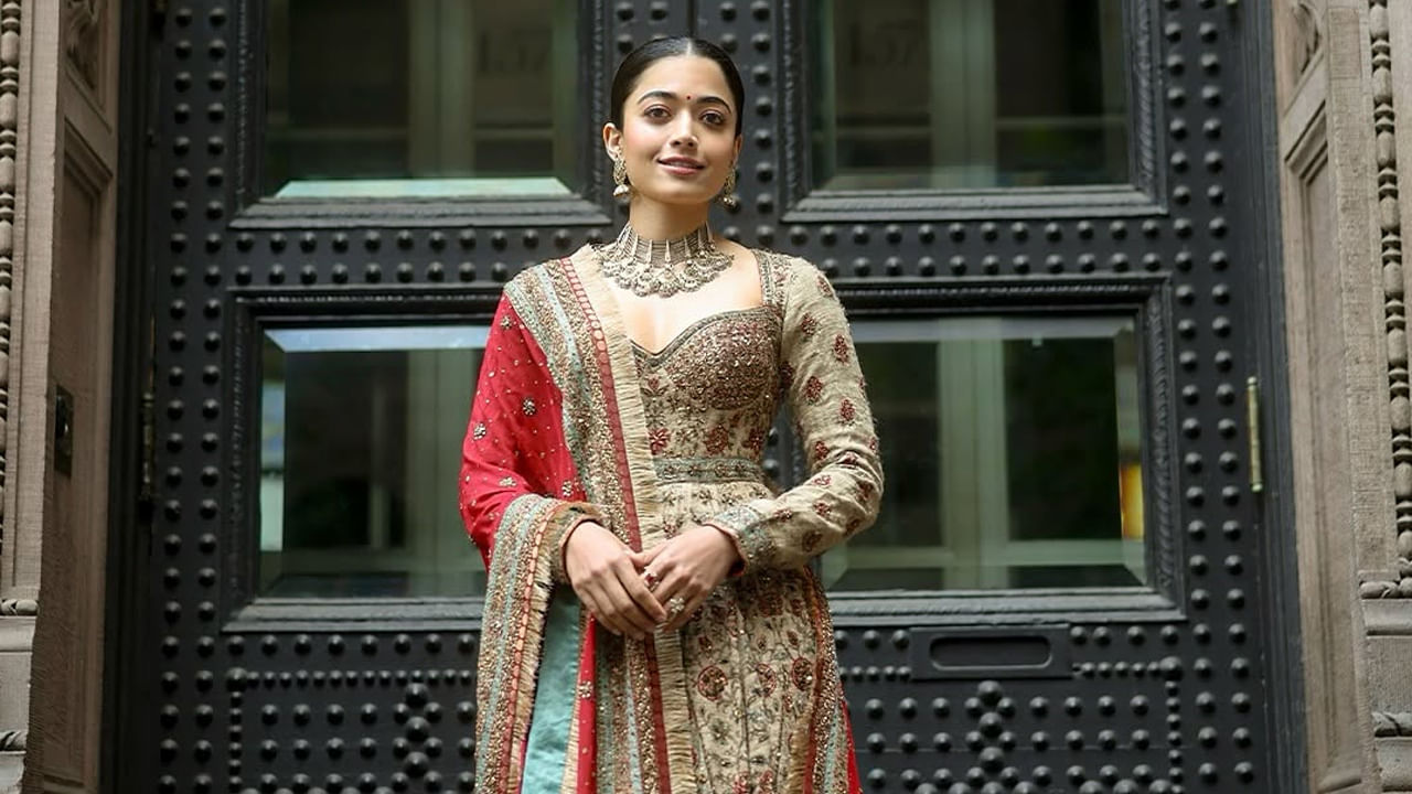 బ్యూటీ రష్మిక మందన గురించి ఎంత చెప్పినా తక్కువే. అందం, అభినయం ఈ ముద్దుగుమ్మ సొంతం. వరస సినిమాలతో తనకంటూ ప్రత్యేక గుర్తింపు సంపాదించుకొని, పాన్ ఇండియా బ్యూటీగా సత్తా చాటుతుంది ఈ ముద్దుగుమ్మ. వరసగా బ్లాక్ బస్టర్ హిట్స్ అందుకుంటూ దూసుకెళ్తోంది.