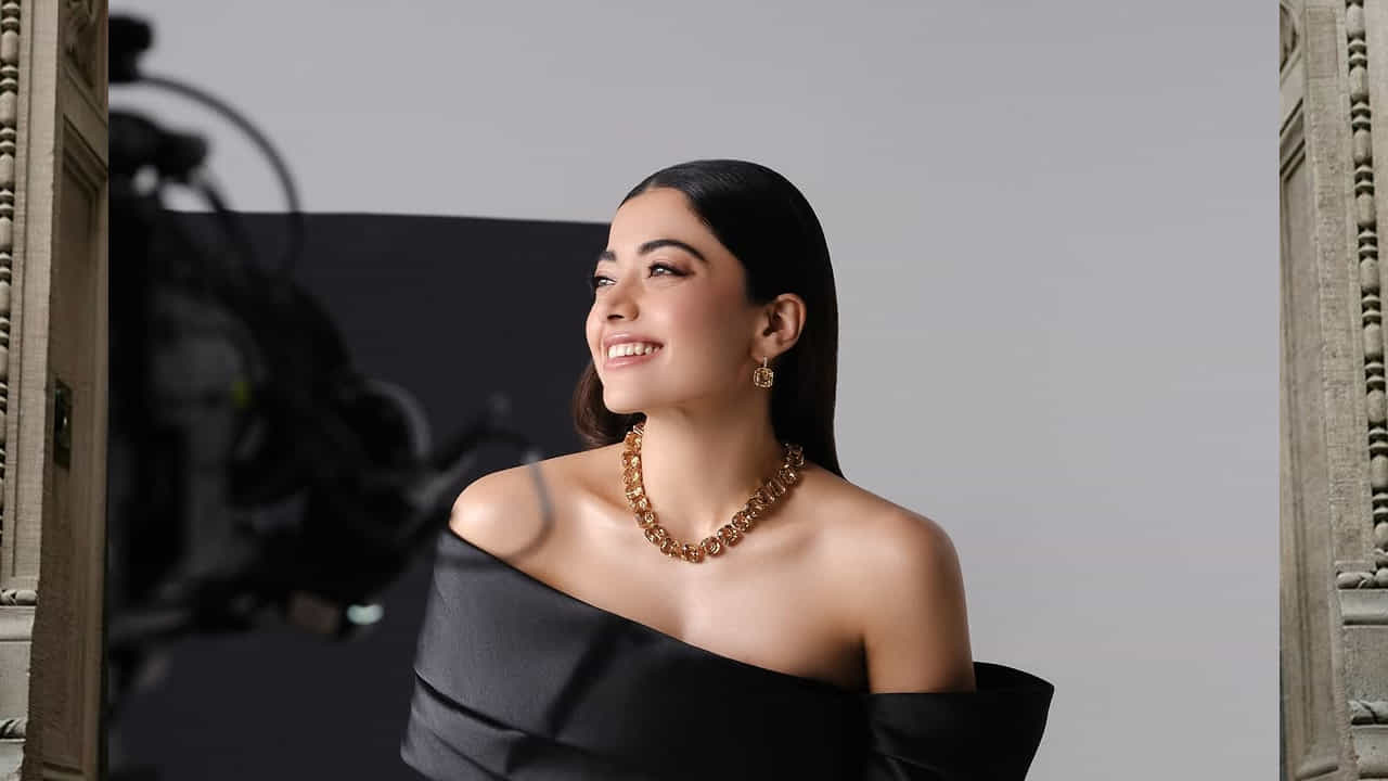 ఛలో సినిమాతో తెలుగు చిత్ర పరిశ్రమలోకి ఎంట్రీ ఇచ్చిన ఈ బ్యూటీ, గీతా గోవిందం సినిమాతో ఓవర్ నైట్ స్టార్ హీరోయిన్‌గా మారిపోయింది. ఈ మూవీ తర్వాత రష్మికకు ఊహించనన్ని ఆఫర్స్ వచ్చాయి. వరసగా సినిమాలు చేస్తూ , టాలీవుడ్ నెంబర్ వన్ హీరోయిన్‌గా సత్తా చాటింది. టాలీవుడ్ స్టార్ హీరోల అందరిసరసన నటించి మెప్పించింది.