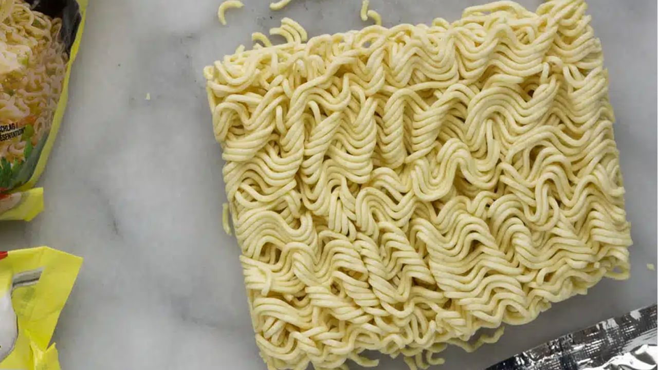 ఒక ప్యాకెట్ ఇన్స్టంట్ నూడుల్స్లో `1829 మిల్లీగ్రాముల సోడియం ఉంటుంది. కాబట్టి మీరు ఒకటి కంటే ఎక్కువగా నూడిల్స్ ప్యాకెట్స్ తిన్నా, లేదా పచ్చి నూడిల్స్ తిన్నా మీ శరీరంలో సోడియం స్థాయిలు పెరిగి రక్తపోటు వచ్చే ప్రభావం ఉంటుంది. అంతేకాకుండా ఇది గుండెపై కూడా ప్రభావం చూపుతుంది.