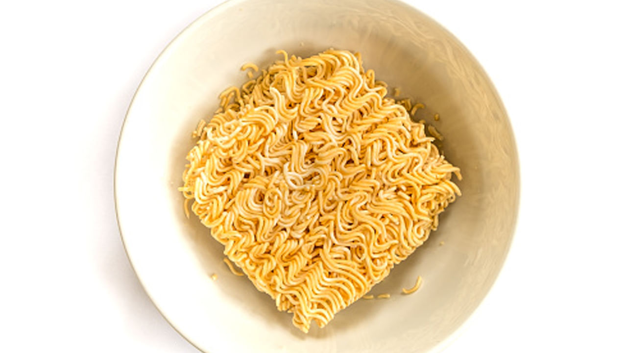 బాలుడు వాంతులు చేసుకోవడం చూసిన కుటుంబ సభ్యులు వెంటనే అతన్ని స్థానిక హాస్పిటల్కు తరలించారు. కానీ అప్పటికే ఆ అబ్బాయి మరణించినట్టు వైద్యులు నిర్ధారించారు. కాబట్టి మీకు కూడా పచ్చి నూడుల్స్ తినే అలవాటు ఉంటే వెంటనే జాగ్రత్తగా ఉండండి. ఎందుకంటే అది మీ ఆరోగ్యానికి ఇది చాలా ప్రమాదకరం కావచ్చు.