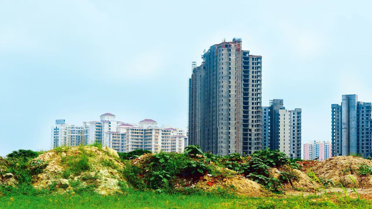 రియల్ ఎస్టేట్.. పెట్టుబడి విషయానికి వస్తే చాలా మంది మొదట పెద్ద నగరాల్లో అపార్ట్‌మెంట్లు కొనాలని ఆలోచిస్తారు. కానీ ఇది లాభదాయకం కాదు. మీరు రూ.50 లక్షలకు అపార్ట్‌మెంట్ కొంటే, ఇంటి విలువ 10 సంవత్సరాల తర్వాత రూ.40 లక్షలకు తగ్గిపోతుంది. మీరు ఆ అపార్ట్‌మెంట్‌ను 10 సంవత్సరాలు అద్దెకు తీసుకున్నప్పటికీ, దాని నుండి మీకు ఆదాయంగా రూ.10 లక్షలు మాత్రమే వస్తాయి.