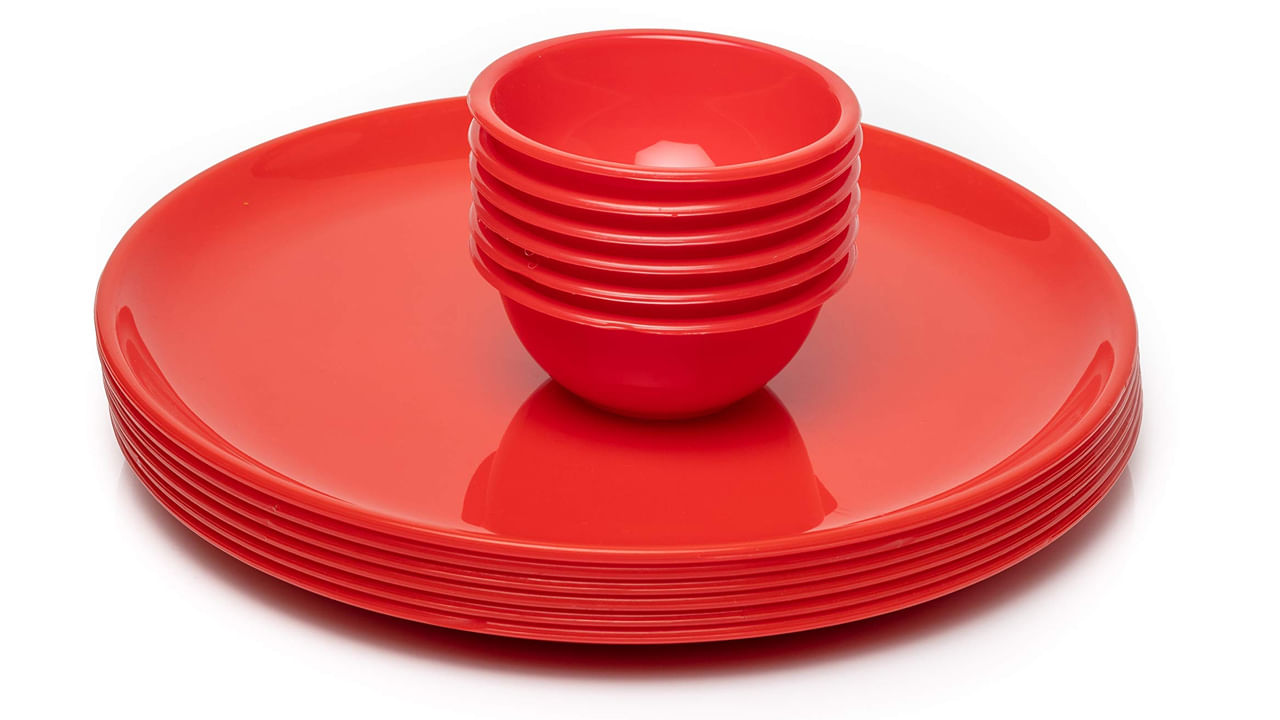 ఉప్పు, నిమ్మరసంతో పాటు కూడా ప్లాస్టిక్ పాత్రలపై పడ్డ మరకలను సులభంగా తొలగించుకోవచ్చు. ముందుగా మరకలు ఉన్నచోట ఉప్పు రాసి.. స్క్రైబ్ చేయాలి. ఒకసారి కడిగి.. ఆ తర్వాత నిమ్మరసంతో రుద్దాలి. ఇలా ఓ పావు గంట సేపు పక్కన పెట్టండి. ఇలా చేస్తే ప్లాస్టిక్ పాత్రలపై పడ్డ మరకలు తొలగిపోతాయి. నిమ్మ రసం మరకలను తొలగించడంలో సహజమైన బ్లీచింగ్లా పని చేస్తుంది. కాబట్టి మరకలు పోతాయి.