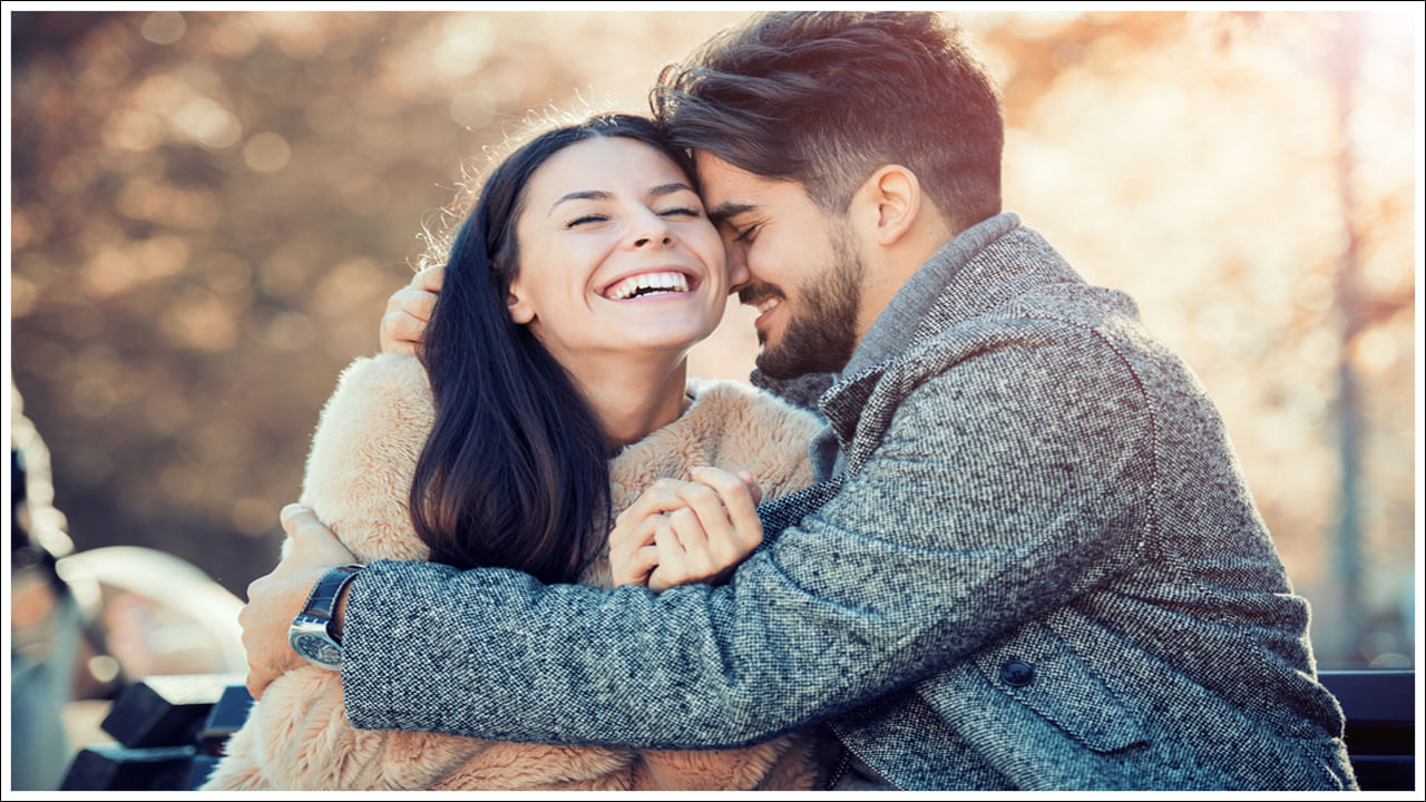 కలిసి నవ్వండి: జోకులు పంచుకోవడం లేదా తేలికపాటి పరిహాసాలలో పాల్గొనడం సంబంధానికి ఆనందాన్ని ఇస్తుంది. లోతైన బంధాన్ని సృష్టిస్తుంది.