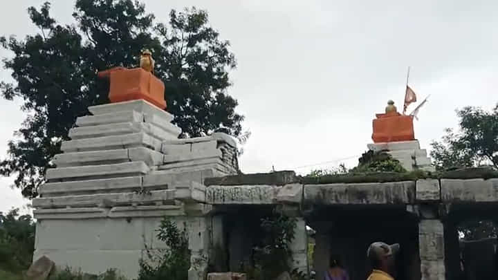 Telangana: ఊరు చివరన పురాతన ఆలయం.. లోపలికి వెళ్లి చూడగా.. బాబోయ్.! Telangana: ఊరు చివరన పురాతన ఆలయం.. లోపలికి వెళ్లి చూడగా.. బాబోయ్.!