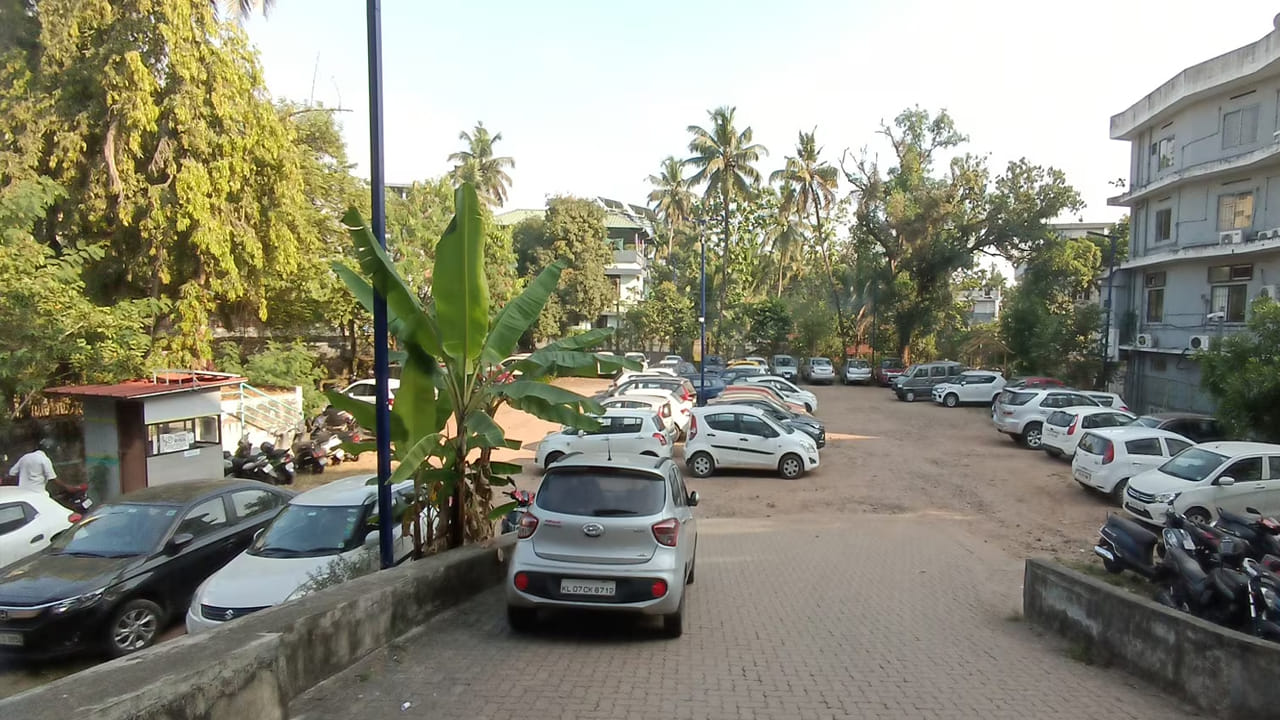 Telangana: టీ తాగుదామని కారు పార్క్ చేసి హోటల్‌కు వెళ్లారు.. తిరిగి వచ్చి చూసేసరికి