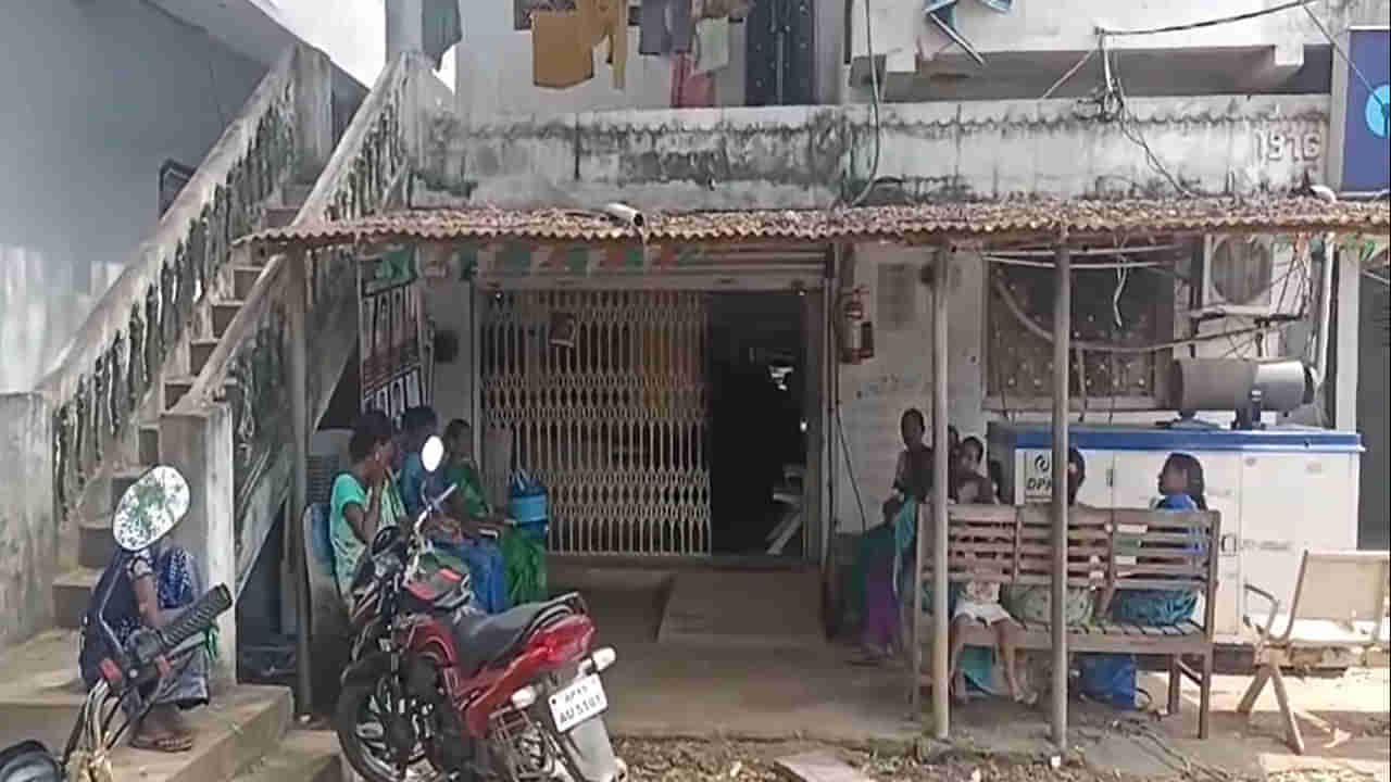 Telangana: డబ్బులు డ్రా చేసేందుకు బ్యాంక్కు వెళ్లిన మహిళలు.. పాస్బుక్లో లెక్కలు చూడగా