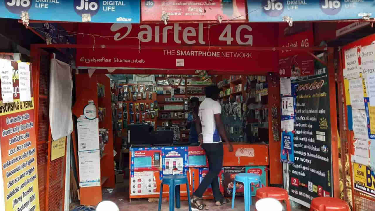 Telangana: మొబైల్ కొందామని వచ్చాడనుకుంటే ఊహించని షాకిచ్చాడు.. కట్ చేస్తే.. సీన్ సితారయ్యింది