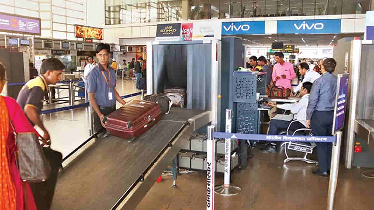 Hyderabad: విమానం ల్యాండ్ కాగానే.. అనుమానంగా ఇద్దరు వ్యక్తులు.. బ్యాగులు ఓపెన్ చేయగా