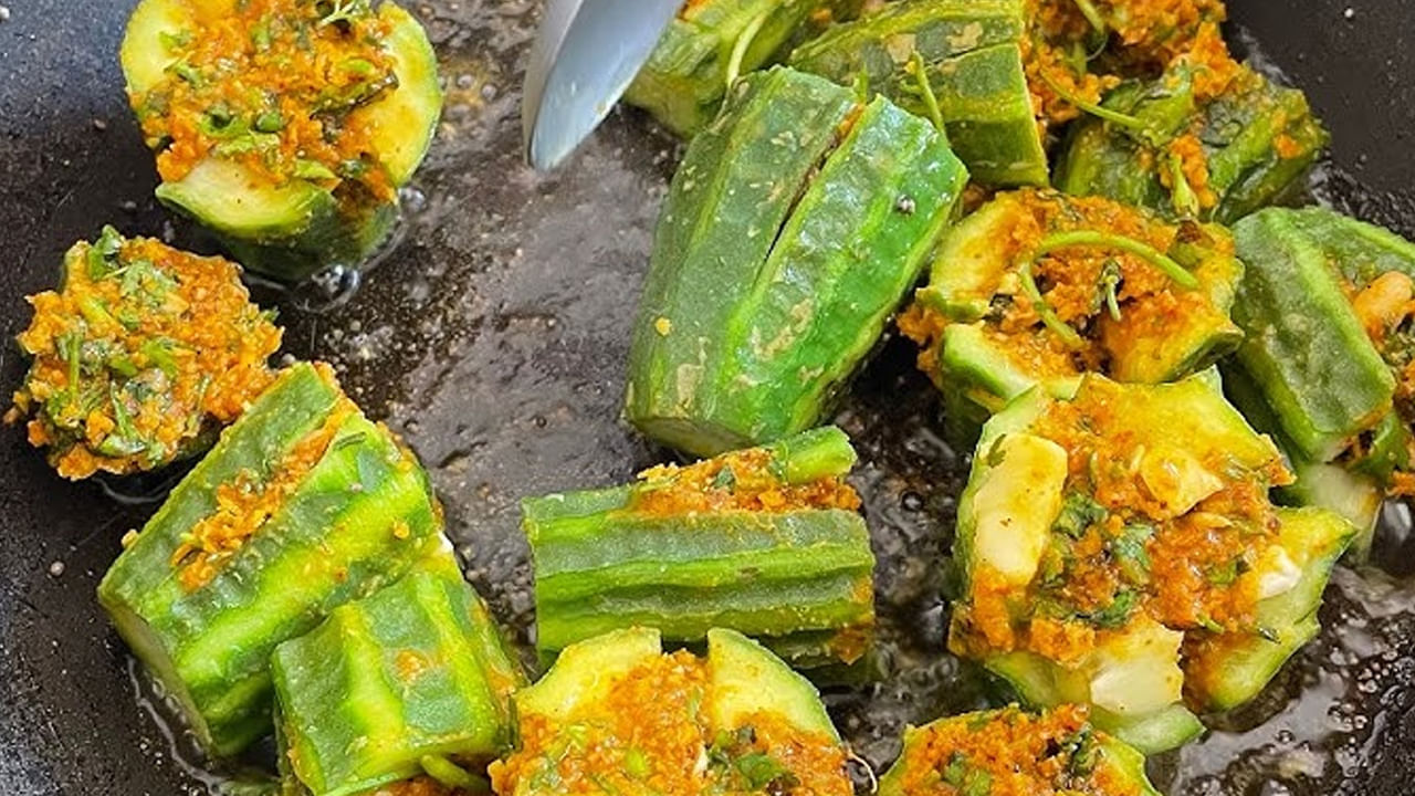 కంటి ఆరోగ్యాన్ని రక్షించే బీటా కెరోటిన్ బీరకాయలో సమృద్ధిగా లభిస్తుంది. ఆకలి నియంత్రణలో ఉంచుతుంది. కామెర్ల సమస్యకు బీరకాయను ఆహారంగా తీసుకోవటం వల్ల మేలు కలుగుతుంది. బీరకాయల్లో శరీరానికి కావల్సిన పెప్టైడ్స్‌, ఆల్కలాయిడ్స్ అధికంగా ఉంటాయి. ఇది లివర్‌ను శుభ్ర పరుస్తాయి. ఇందులో ఉండే ఐరన్ రక్తహీనత సమస్యను నివారిస్తుంది.