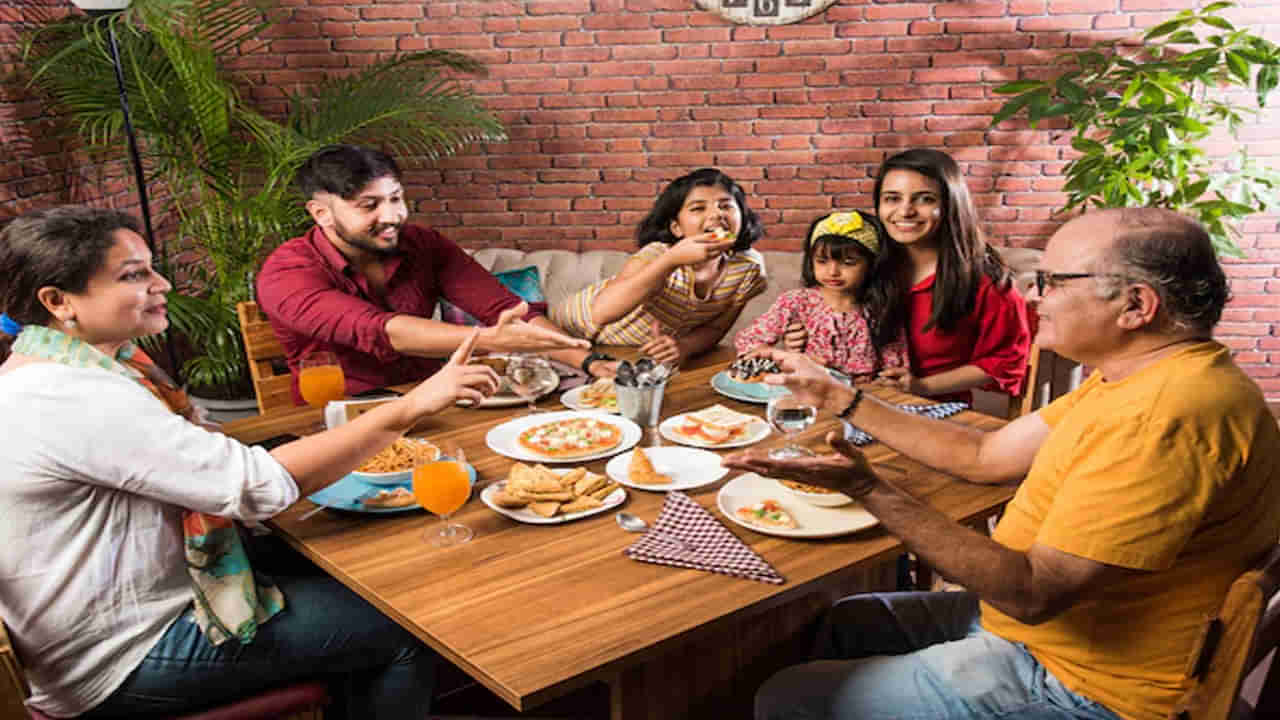 Vastu Tips: పొరపాటున కూడా ఈ దిశలలో కూర్చుని భోజనం చేయకండి.. అలా చేస్తే అనారోగ్యం, ఆయుక్షీణం!