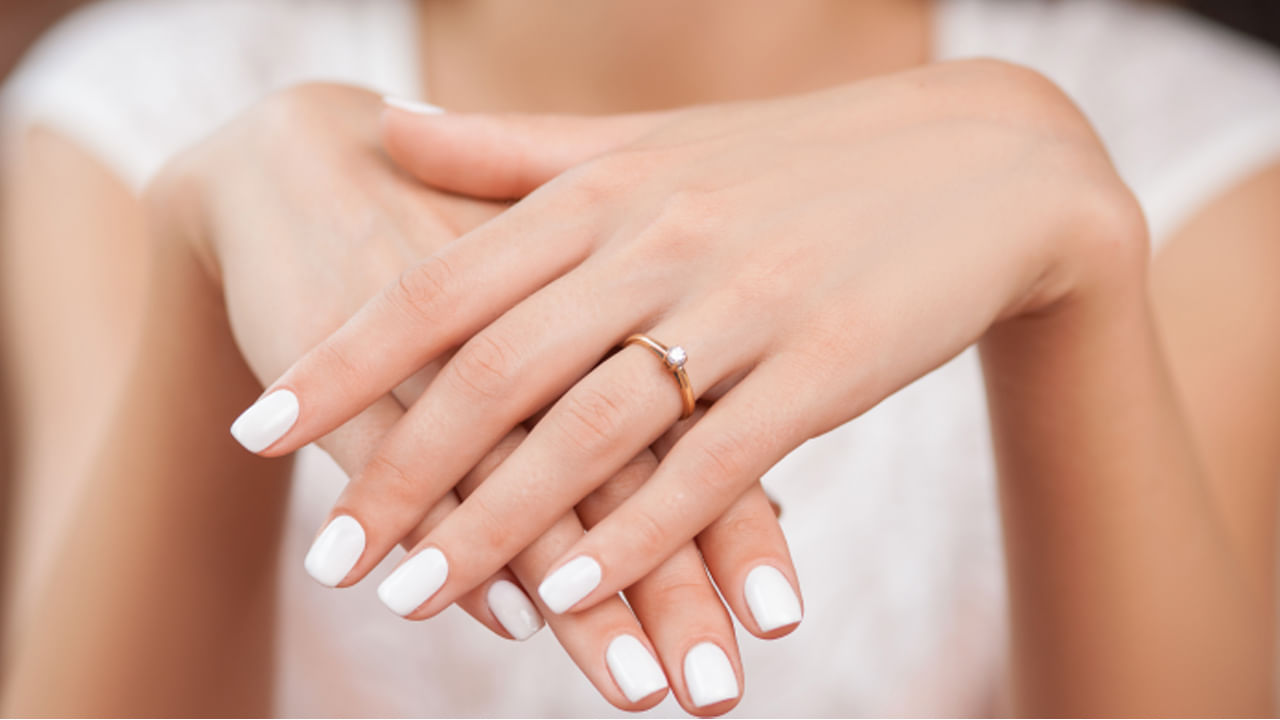 ఈయన ప్రకారం ఉంగరం ధరించడానికి ఒక్కో వేలుకు ఒక్కో ప్రత్యేక ప్రాధన్యత ఉంటుందంట. కుడి వేలుకు ఉంగరం ధరించడం చాలా మంచిదంట. దీని వలన మీకు కావాల్సిన శక్తి లభించడమే కాకుండా, ఇంట్లో సంపద, శ్రేయస్సు కలుగుతుందంట. అలాగే ఉంగరం వేలుకు ఉంగరం ధరించడం వలన ఇంట్లో ఆర్థిక సమస్యలే ఉండవంట. 