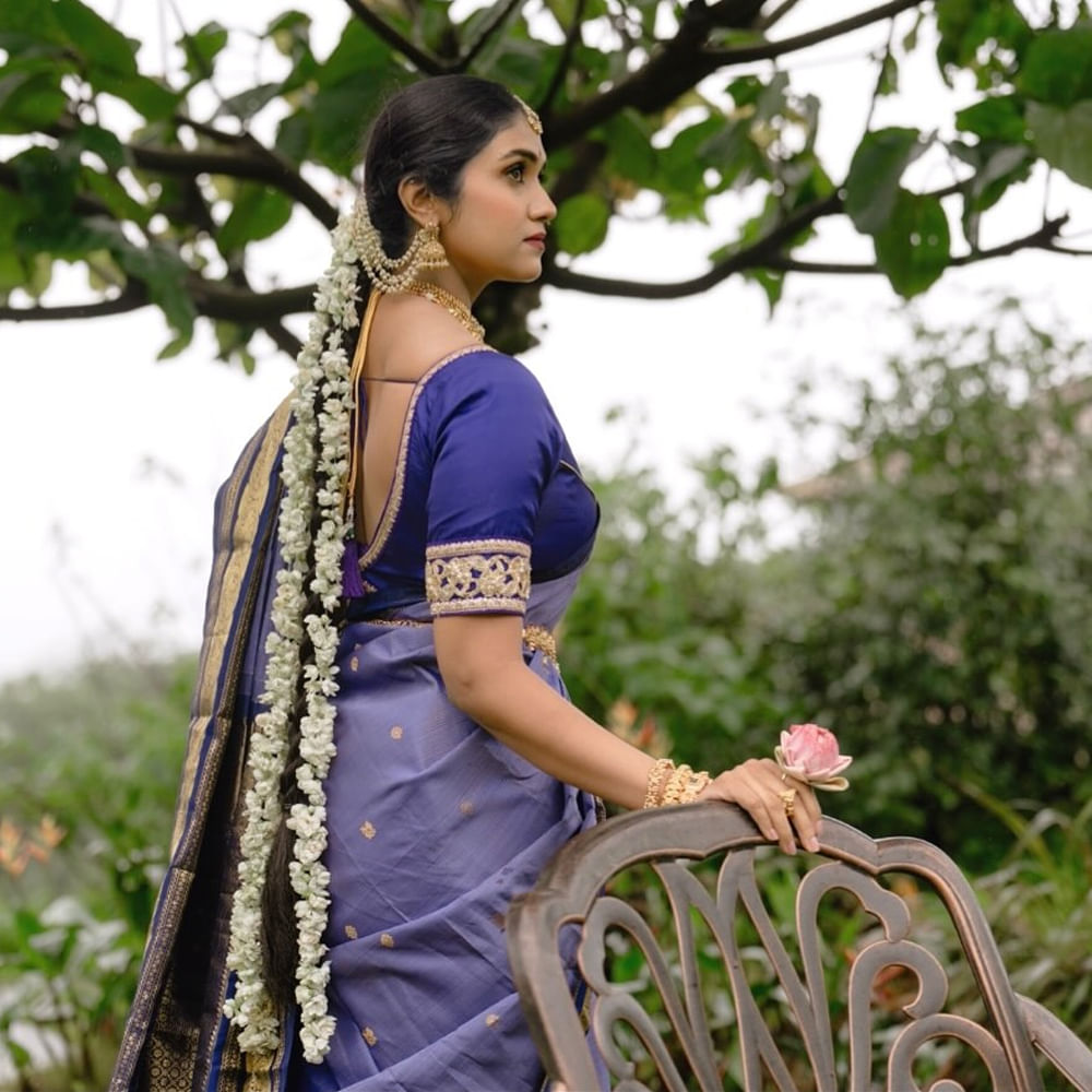 సైరత్ సినిమాతో హీరోయిన్ గా తెరంగేట్రం చేసిన రింకు రాజ్ గురు.. తన నటనతో కట్టిపడేసింది. ఆ తర్వాత మరాఠీలో అనేక చిత్రాల్లో నటించి మెప్పించింది. మరోవైపు సోషల్ మీడియాలో తెగ యాక్టివ్ గా ఉంటూ నిత్యం ఏదోక పోస్ట్ చేస్తూ నెటిజన్లను ఆకట్టుకుంటుంది. 