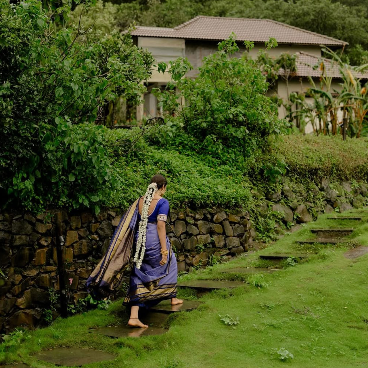 ఫస్ట్ మూవీతోనే బాక్సాఫీస్ వద్ద సంచలనం సృష్టించిన హీరోయిన్. కేవలం 15 ఏళ్ల వయసులోనే కథానాయికగా ఇండస్ట్రీలో రికార్డులు క్రియేట్ చేసింది. గ్లామర్ షోకు దూరంగా ఉంటూ ట్రెడిషనల్ లుక్స్ లోనే కట్టిపడేస్తుంది. ఇంతకీ ఈ హీరోయిన్ ఎవరో గుర్తుపట్టారా.. ? 