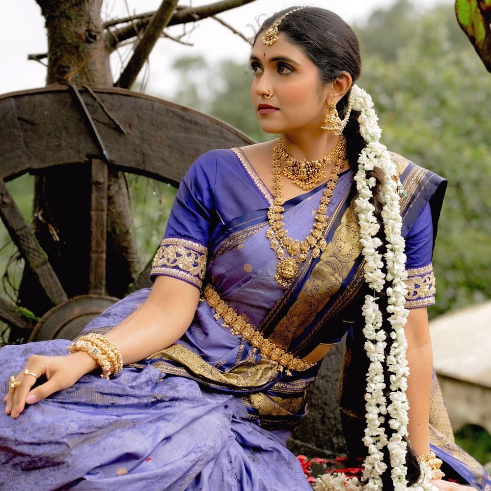 తాజాగా వర్షంలో ఫోటోషూట్ చేసింది ఈ అమ్మడు. ఇందుకు సంబంధించిన ఫోటోలను తన ఇన్ స్టాలో షేర్ చేయగా తెగ వైరలవుతున్నాయి. పట్టు చీరలో.. జడలో మల్లెపూలతో ట్రెడిషనల్ లుక్ లో ఎంతో అందంగా కనిపిస్తుంది. బాపు బొమ్మలా ముస్తాబై అందరి దృష్టిని ఆకర్షిస్తుంది. 