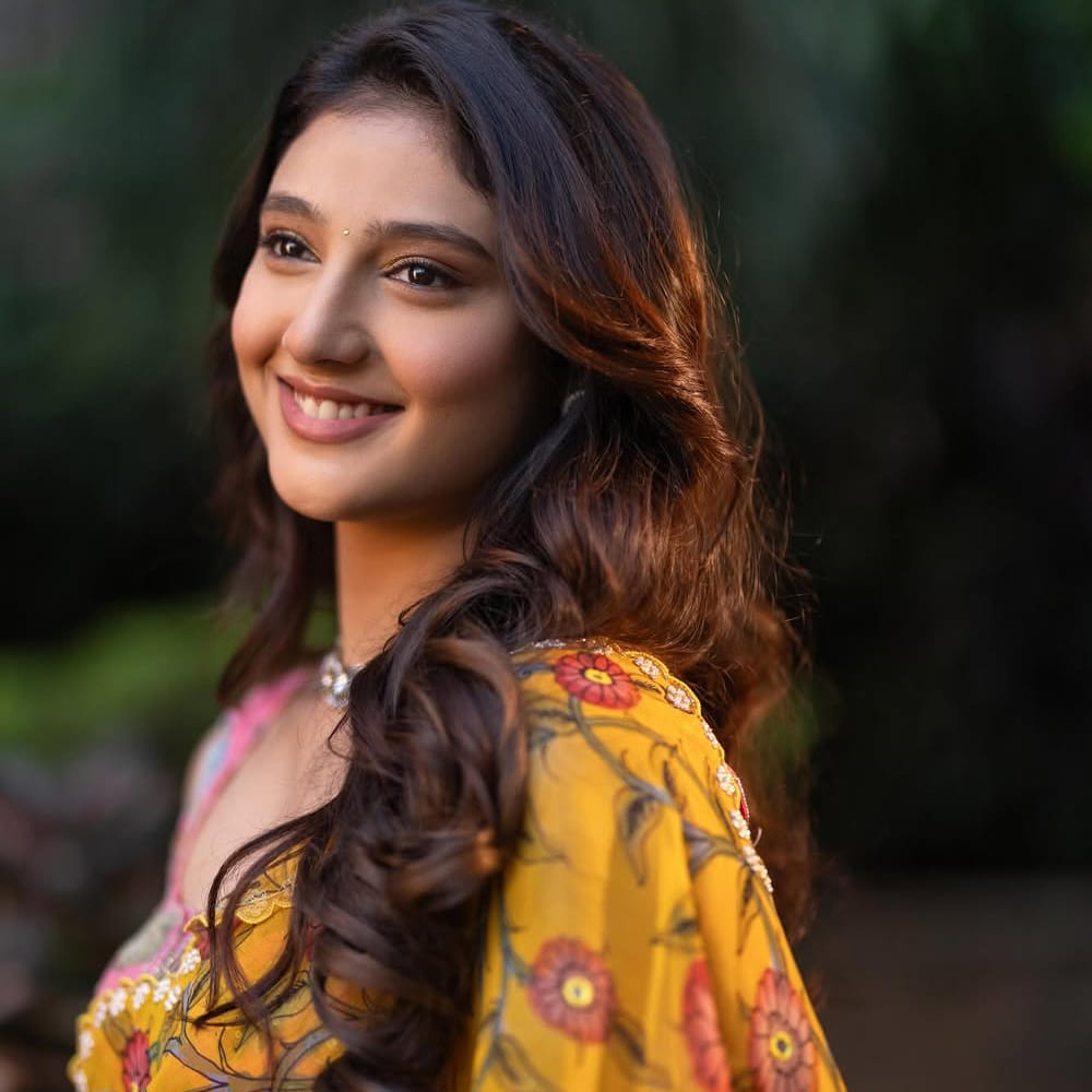 ప్రస్తుతం తేజ సజ్జా నటించిన మిరాయ్ చిత్రానికి థియేటర్లలో మంచి రెస్పాన్స్ వస్తుంది. ఇందులో మంచు మనోజ్, శ్రియా కీలకపాత్రలు పోషించారు. అలాగే కథానాయికగా రితికా నాయక్ అదరగొట్టింది. అందం, అభినయంతో కట్టిపడేసింది ఈ ముద్దుగుమ్మ. 