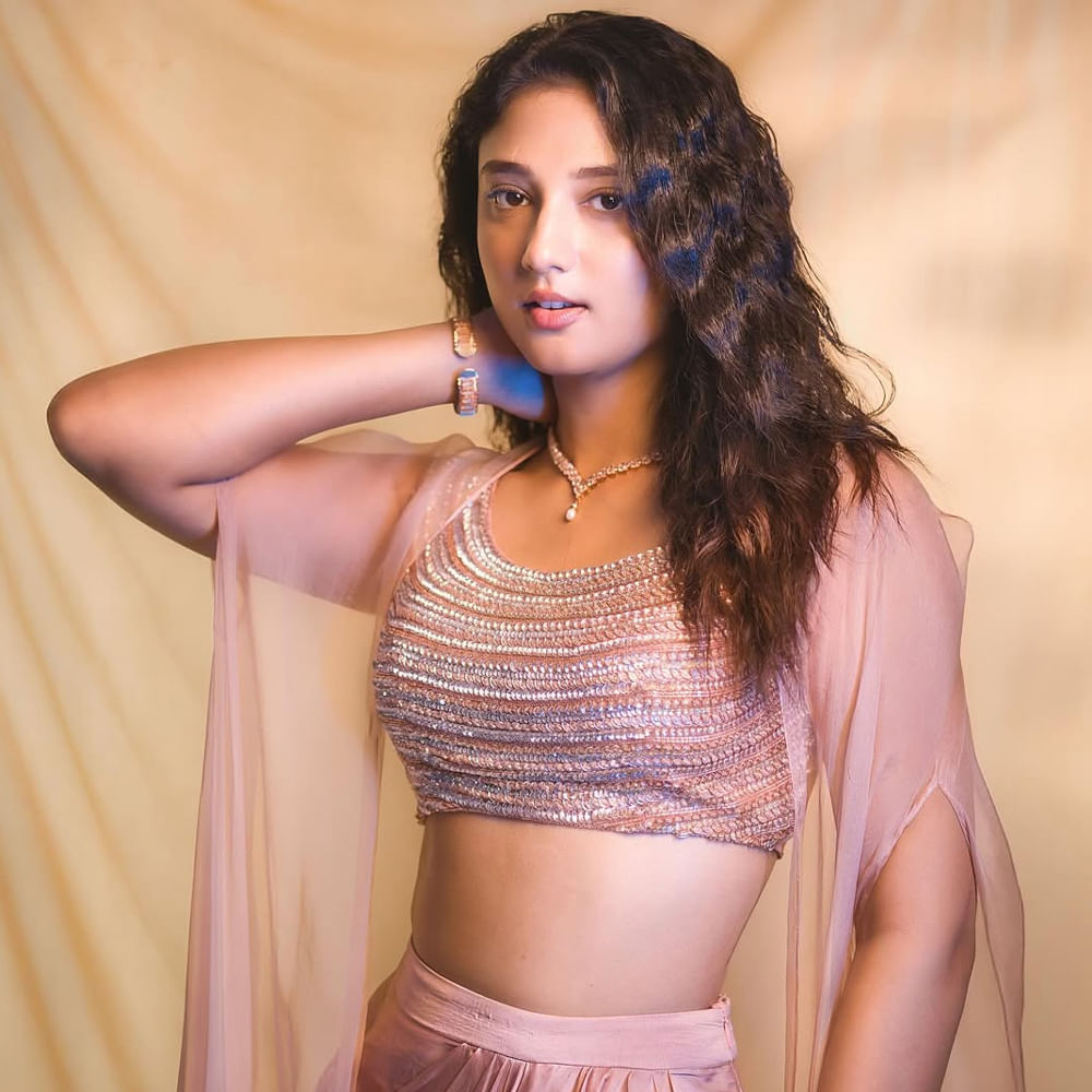  దీంతో ఇప్పుడు ఈ మూవీ ప్రమోషన్స్ జోరుగా నటిస్తున్నాయి. అలాగే ఆనంద్ దేవరకొండతో ఒక సినిమా.. వరుణ్ తేజ్ జోడిగా నటిస్తుంది. ఇవే కాకుండా తెలుగులో ఈ బ్యూటీకి మరిన్ని ఆఫర్స్ క్యూ కట్టినట్లు సమాచారం. 