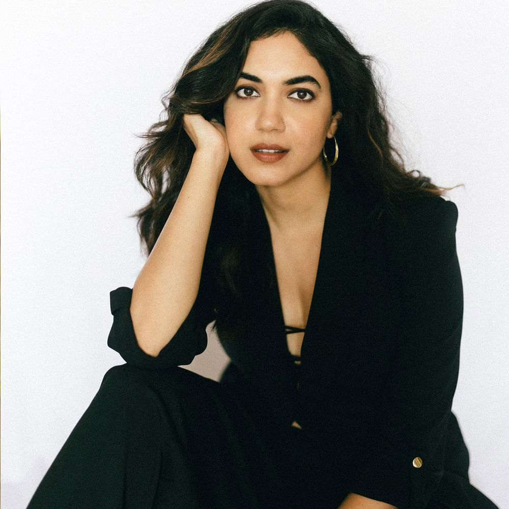 యాక్షన్, కామెడీ సినిమాలు చేస్తూ అలరించిన ఈ ముద్దుగుమ్మకు ఇప్పటివరకు అగ్ర హీరోల సరసన ఛాన్స్ రాలేదు. ప్రస్తుతం తెలుగులో ఓ మల్టీస్టారర్ చిత్రంలో నటిస్తుంది.  వరుస సినిమాలతో సక్సెస్ అందుకుంటున్న ఈ బ్యూటీకి.. ఇప్పటివరకు కమర్షియల్ హీరోయిన్ గా గుర్తింపు మాత్రం రాలేదు.